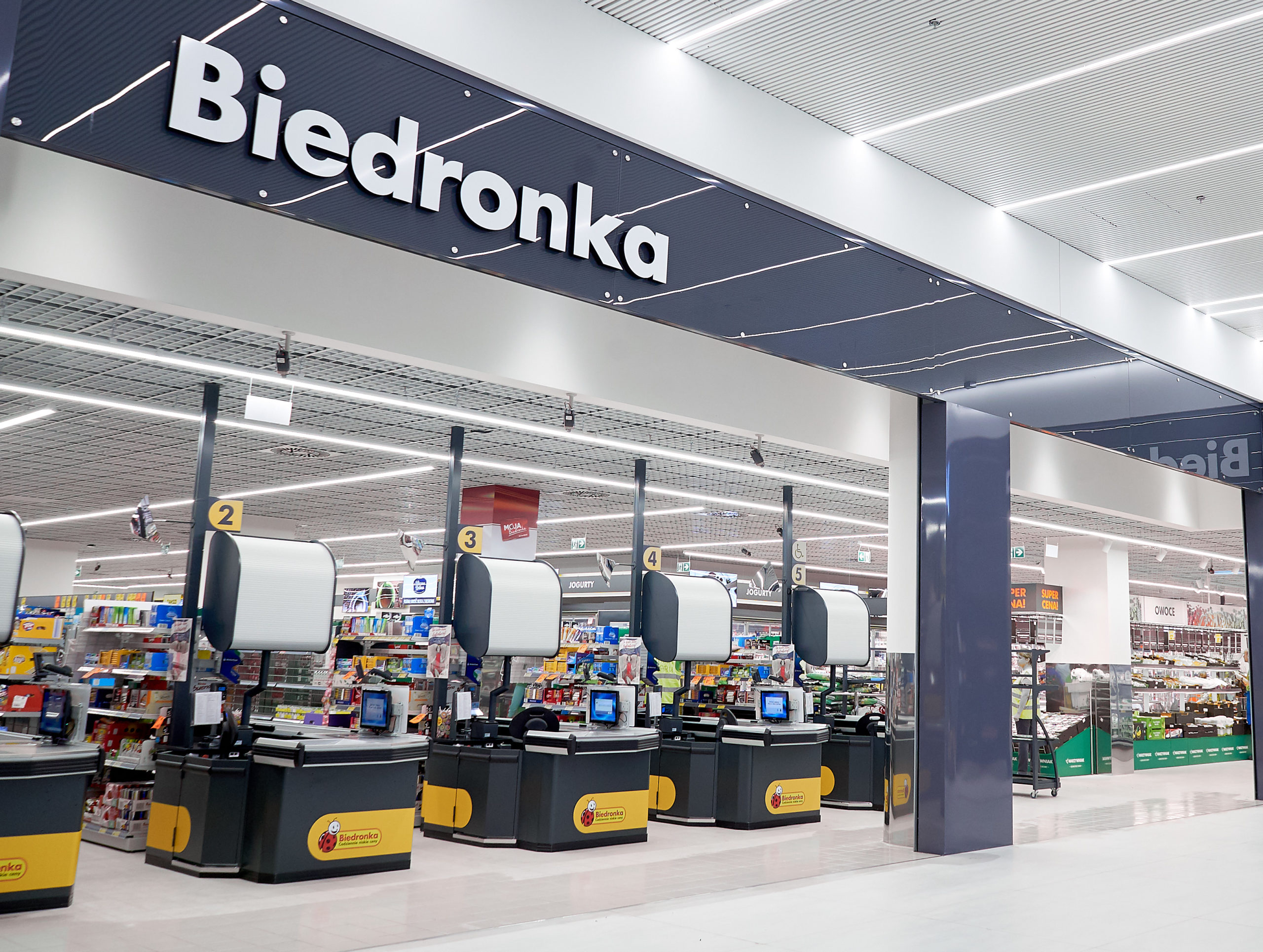 biedronka-wprowadza-kaucj-za-butelki-wpoznaniu-pl