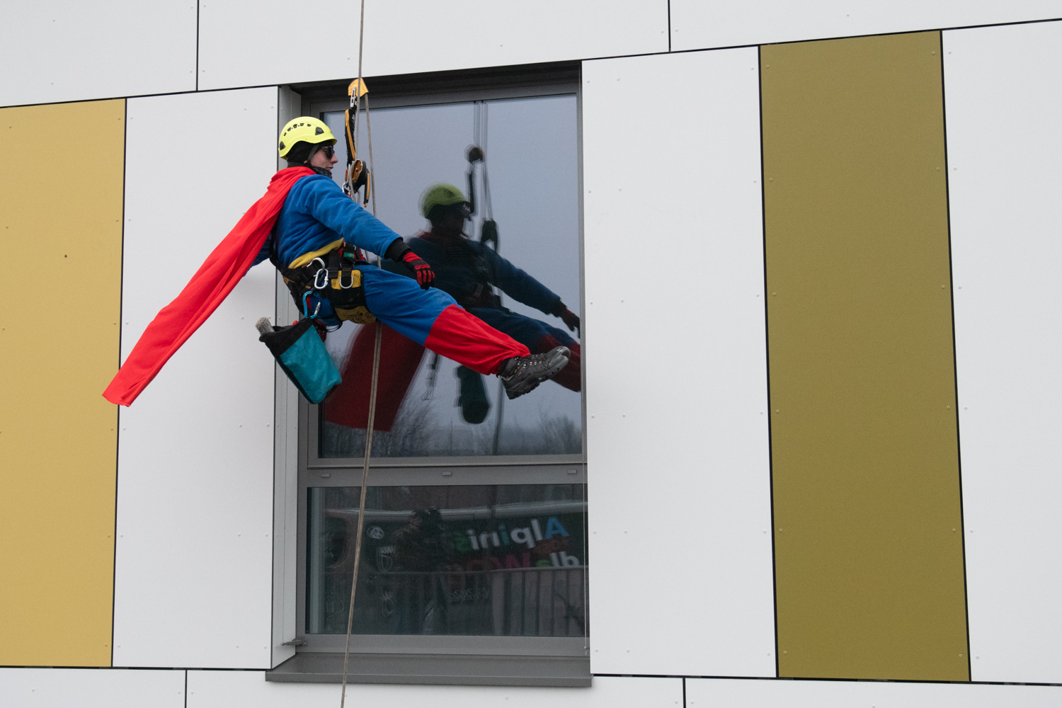 Alpiniści w strojach superbohaterów umyli okna w Wielkopolskim Centrum Pediatrii