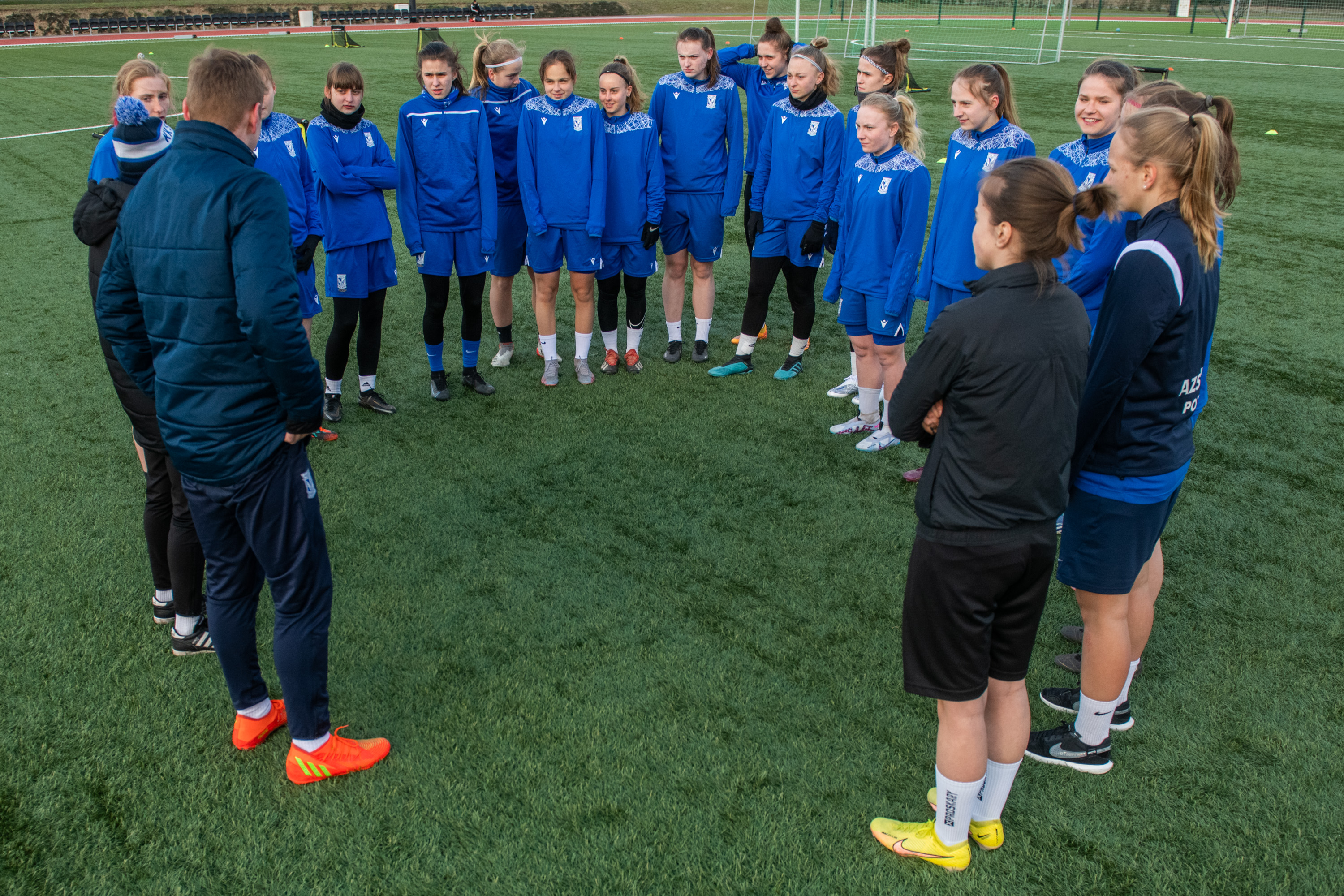 Wąs futbolisty i kobieca piłka nożna. Krótka opowieść o piłkarkach