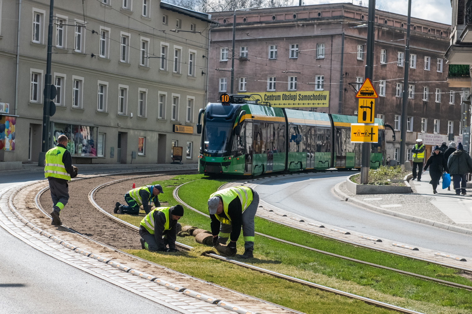 Na Wildzie naprawiają zielone torowisko. Separatory powstrzymają kierowców?