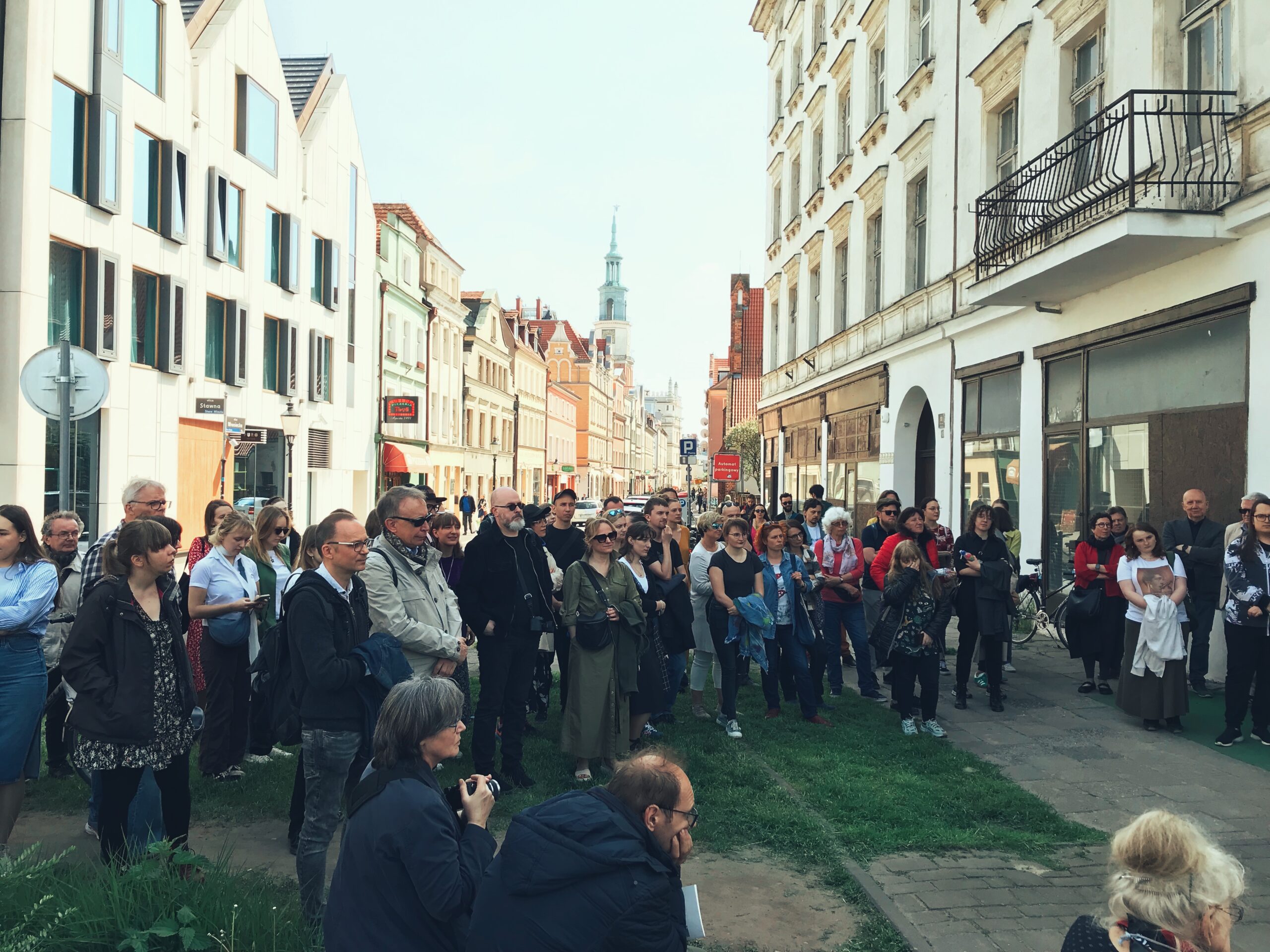 Poeci spacerowali i czytali wiersze w rozkopanym Poznaniu