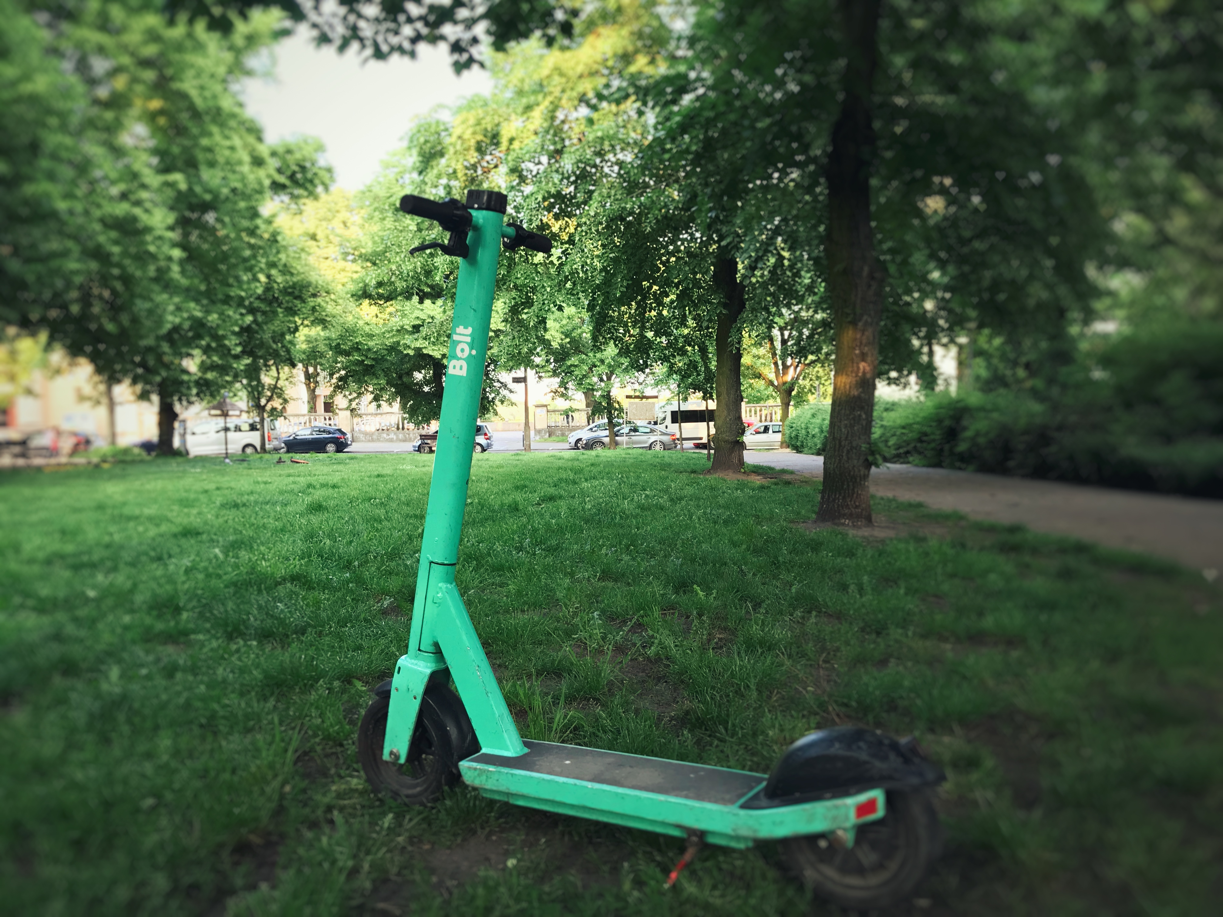 Chciał uciec hulajnogą. Wyrzucił torbę z małą fortuną