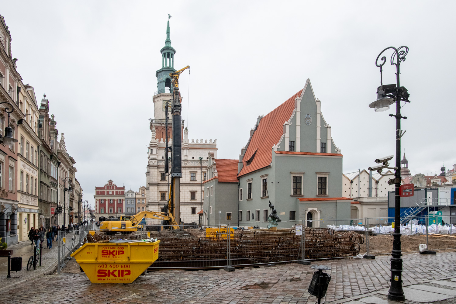 Historyczna kostka nie zniknie w całości ze Starego Rynku w Poznaniu