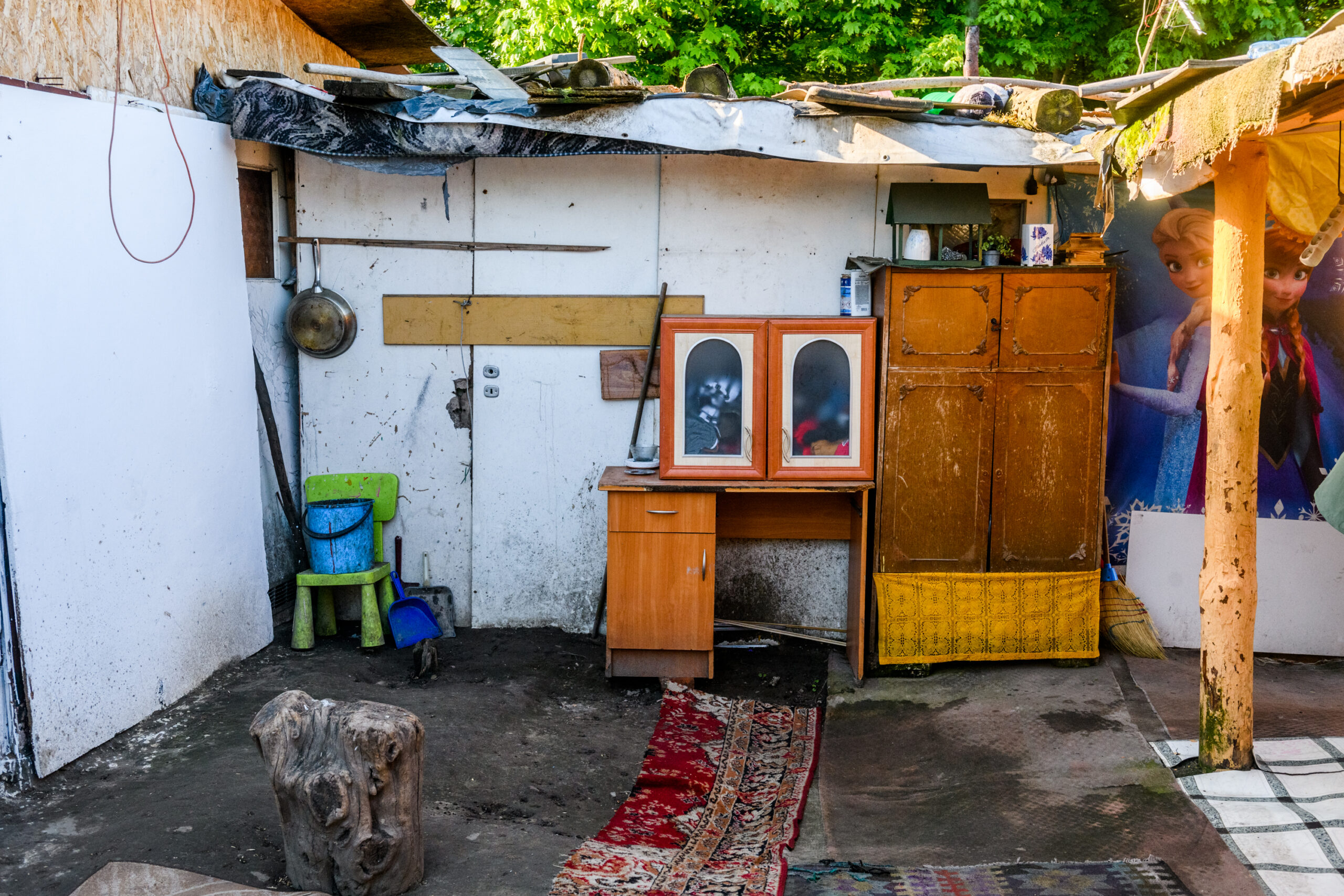 Społeczność romska od wielu lat zamieszkuje teren dawnych działek przy ulicy Lechickiej. Na kilkuhektarowym obszarze starają się radzić sobie, jak tylko potrafią.
