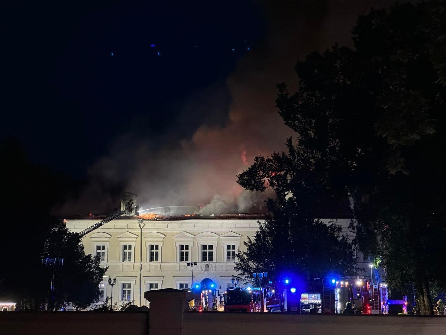 Pożar pałacu pod Poznaniem. 100 strażaków walczy z ogniem