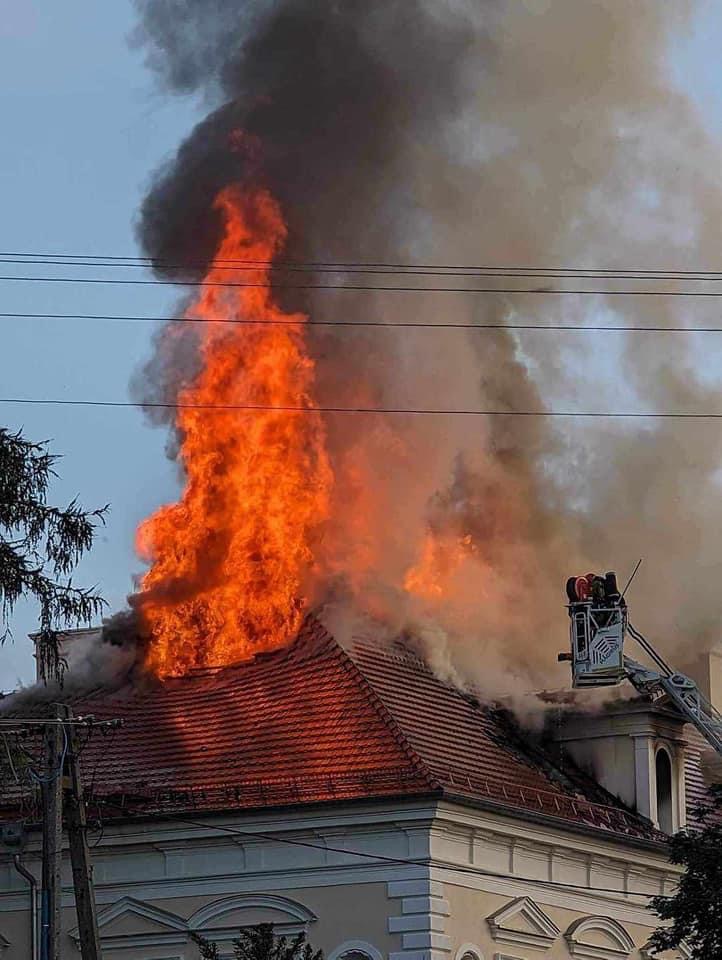 Pożar pałacu pod Poznaniem. 100 strażaków walczy z ogniem