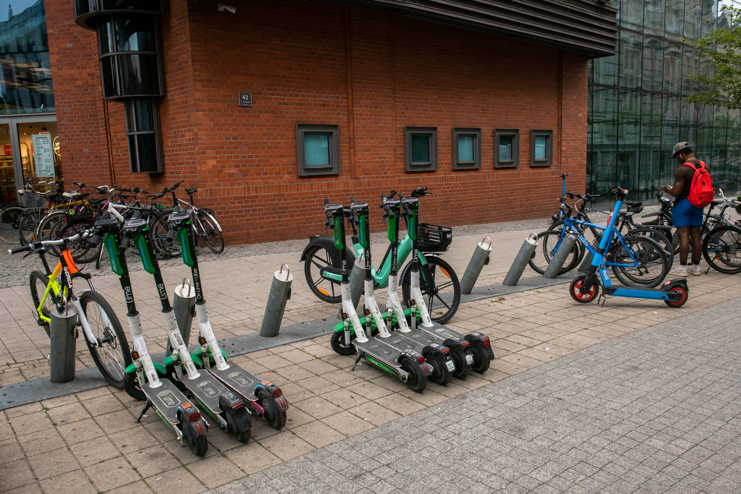 Zakaz jazdy hulajnogami elektrycznymi dla dzieci. Nowe przepisy ruchu drogowego