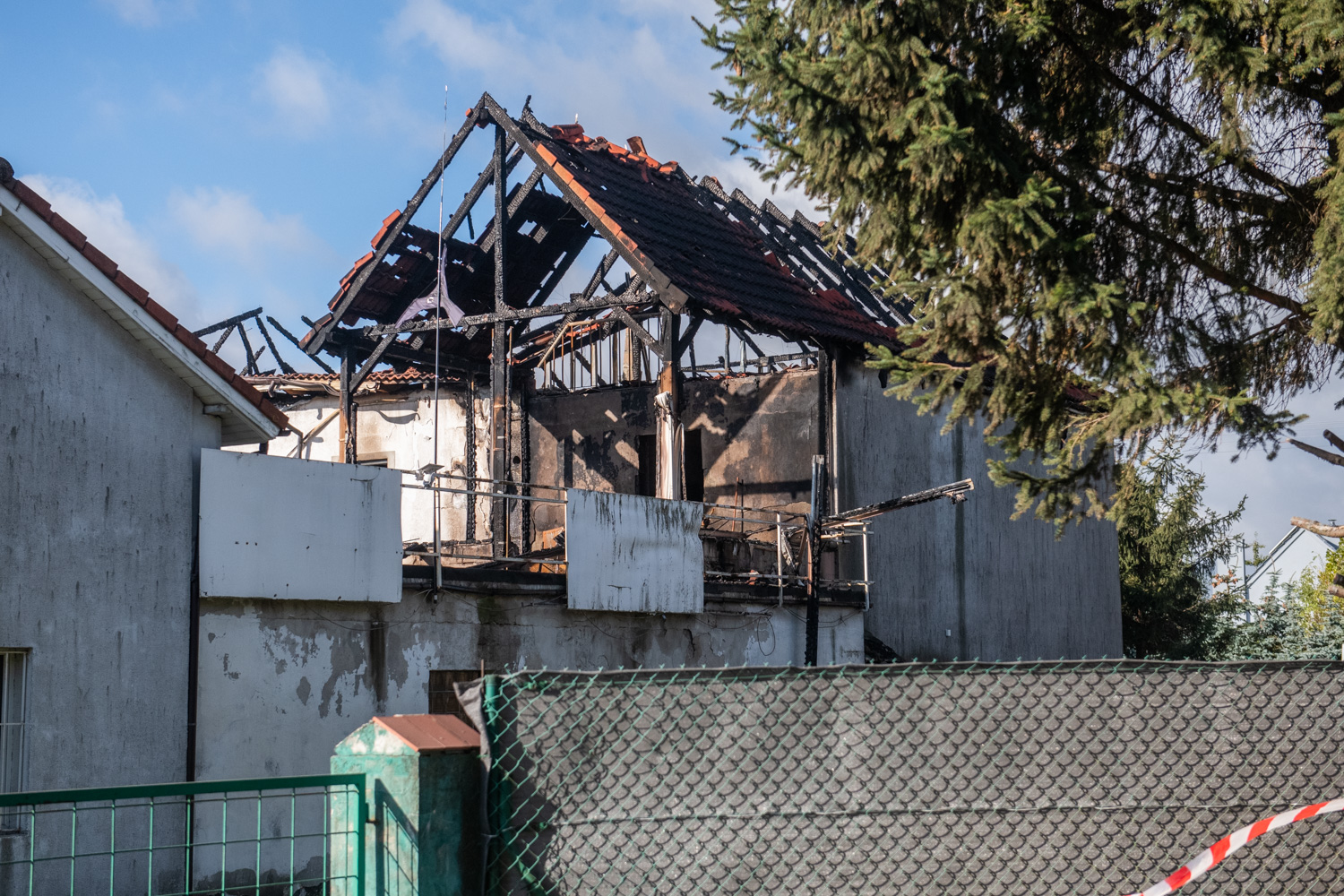 Zabił żonę i dwójkę dzieci. Podpalił dom. Prokuratura umorzyła śledztwo