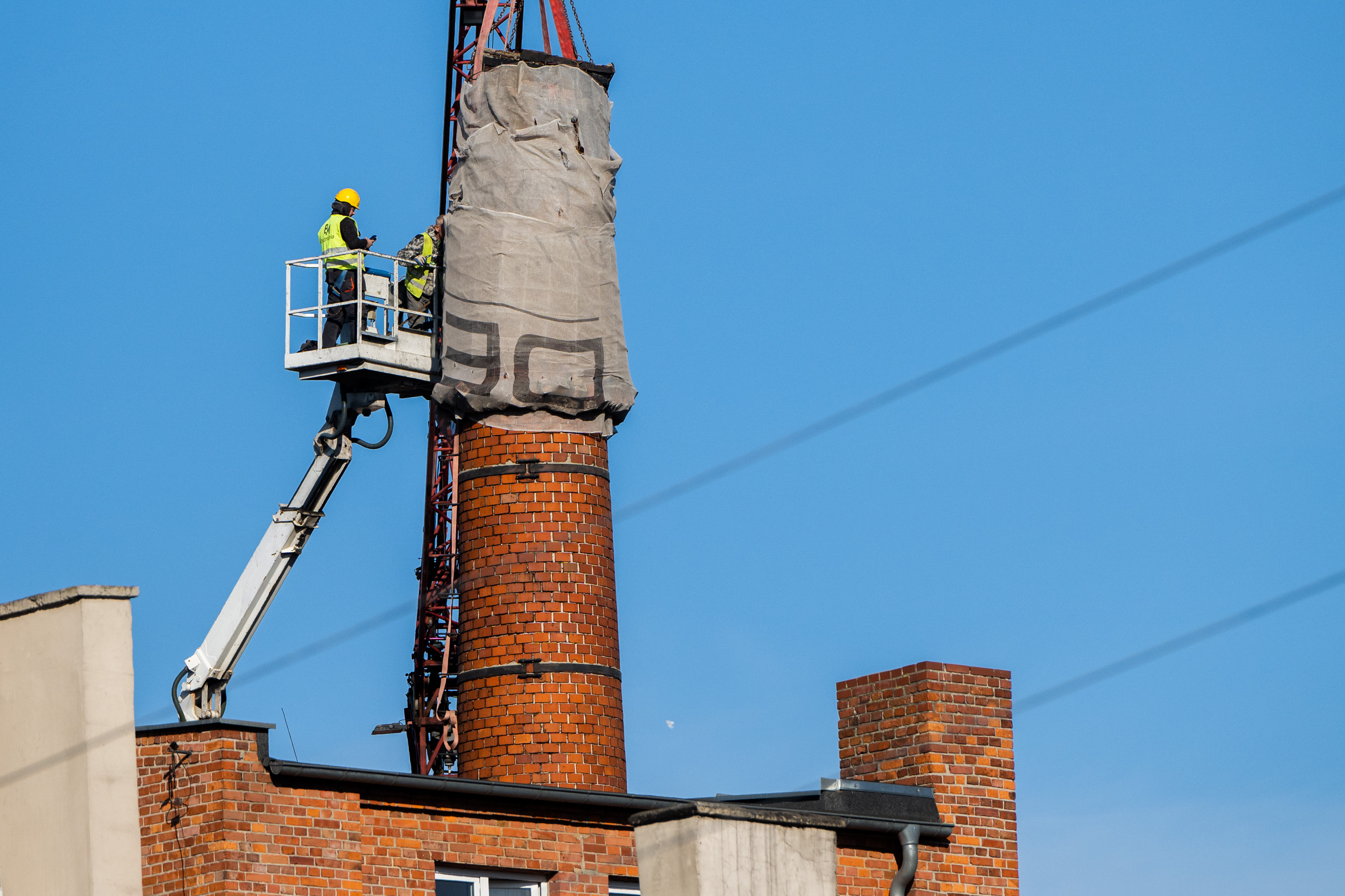 Rozebrano niebezpieczną część starego komina. Wcześniej ewakuowano pracowników