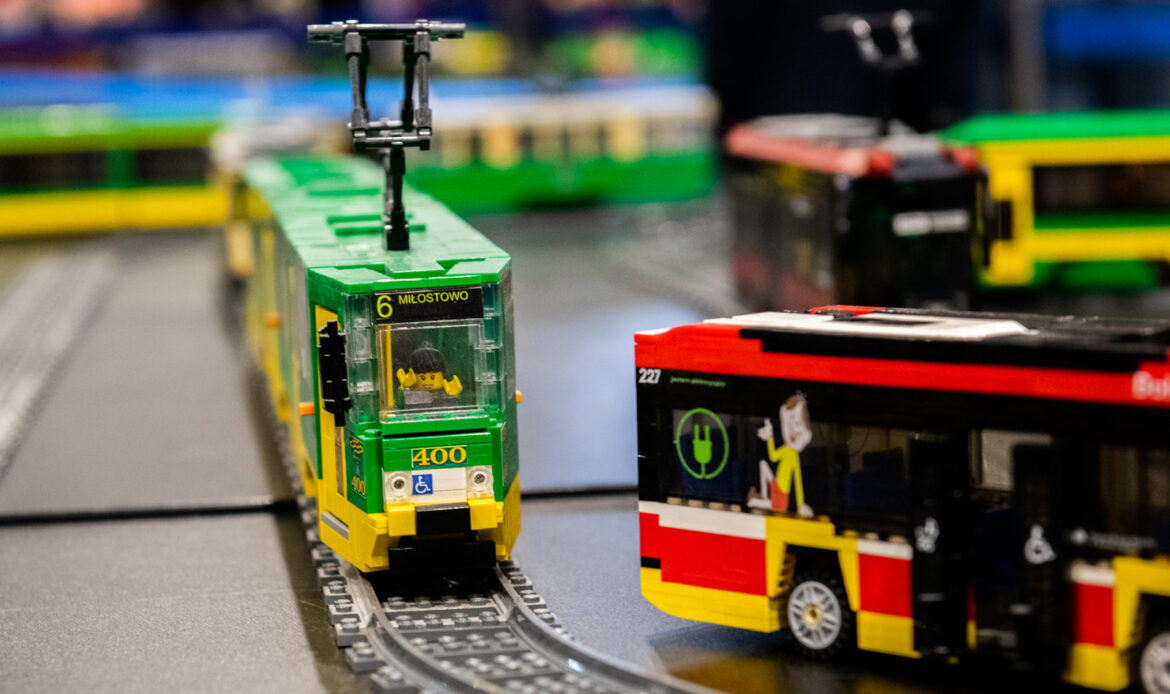 Nietypowa pasja motorniczego MPK. Buduje autobusy i tramwaje z klocków LEGO