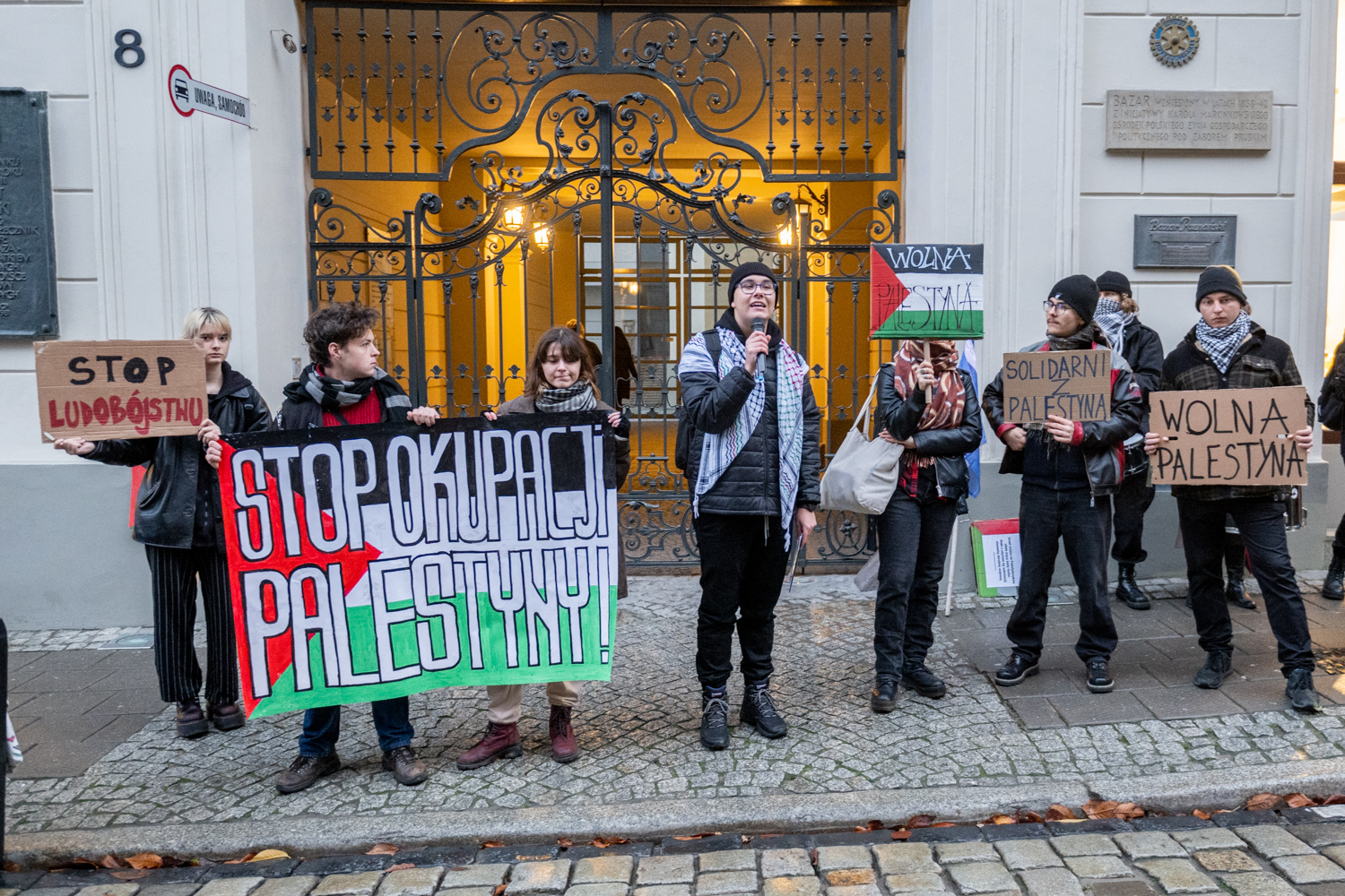 Protestowali pod konsulatem USA. „Stop finansowaniu zbrodni”