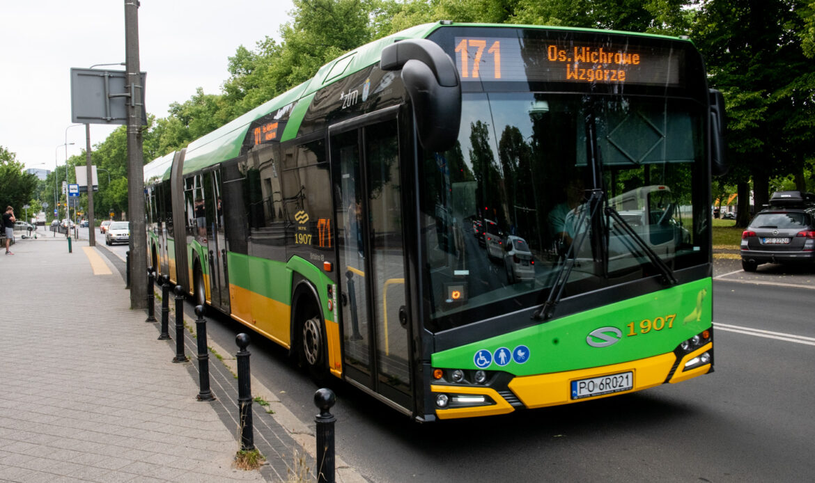 autobus stoi na przystanku