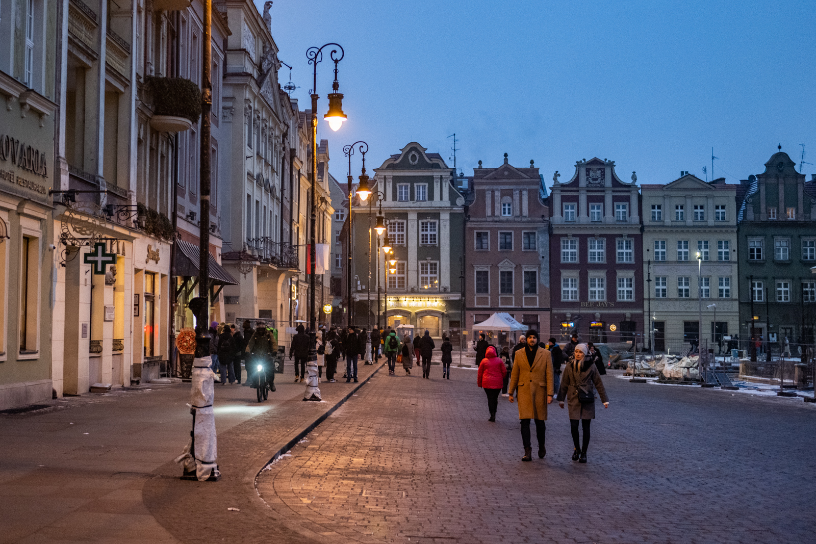 Stary Rynek w Poznaniu w końcu rozświetlony. Nowe oświetlenie [ZDJĘCIA]
