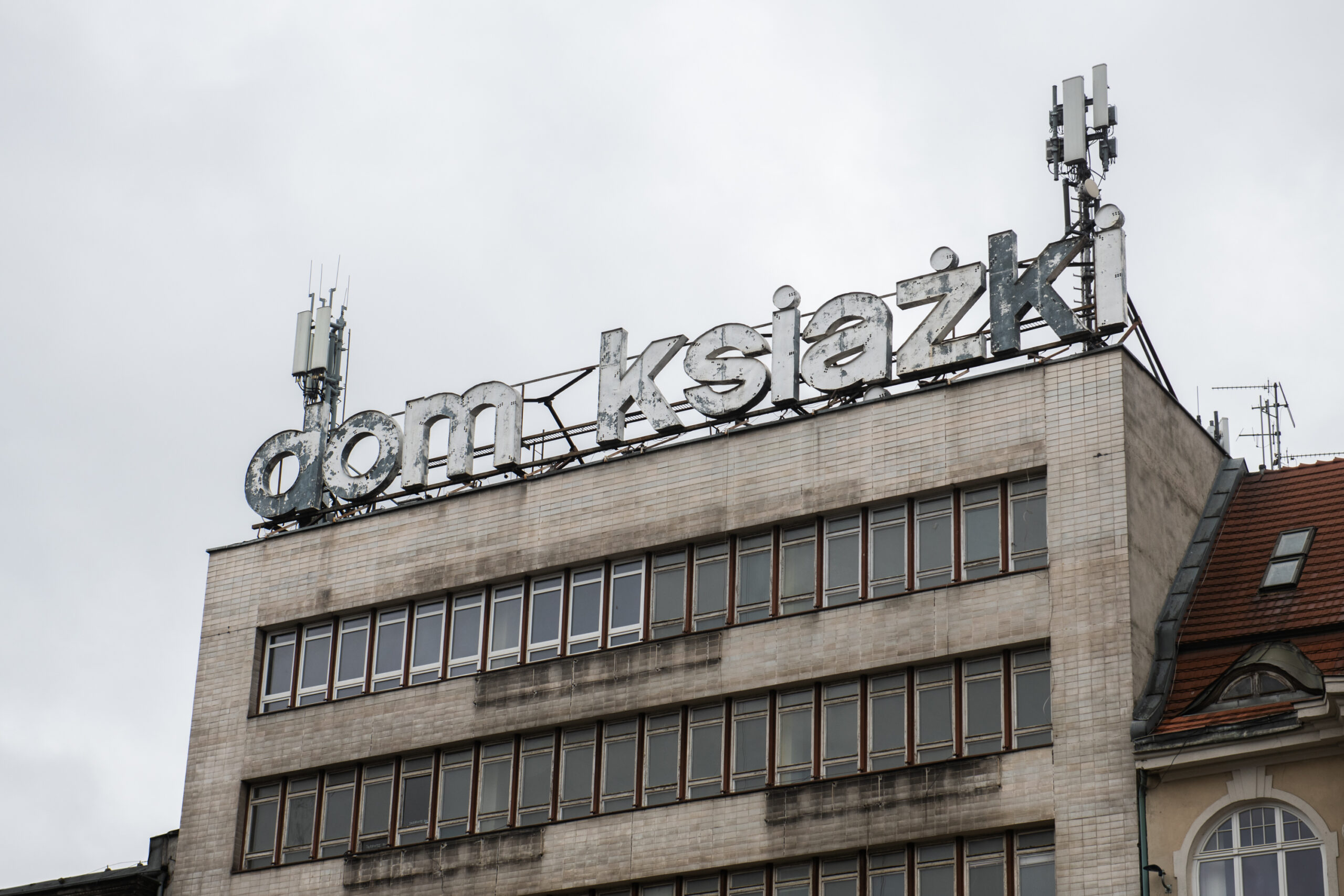 Dom Książki w Poznaniu. Zdjęcie przedstawia elewację budynku.