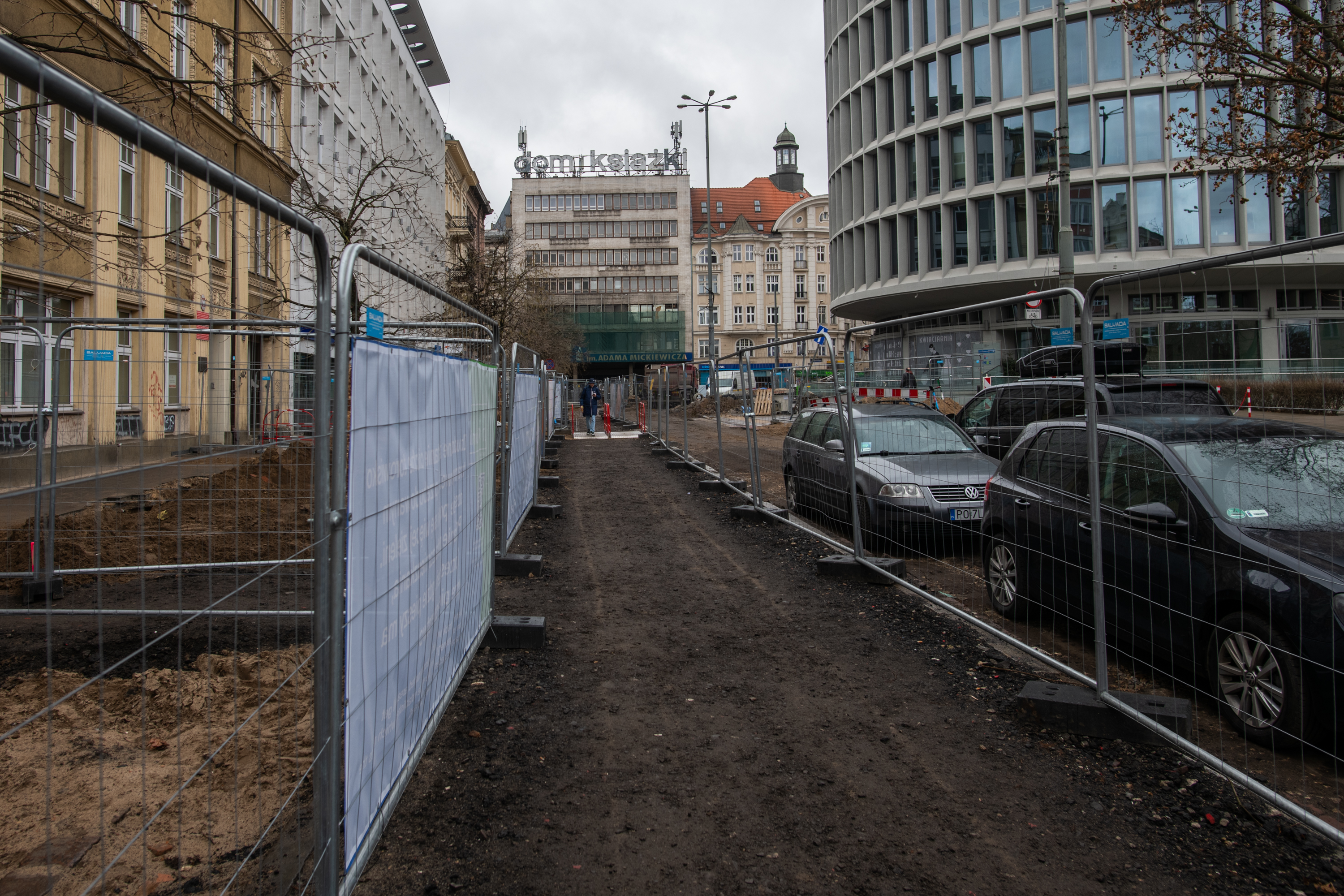 Perła modernizmu w centrum Poznania. Dom Książki ma 48 lat [ZDJĘCIA]