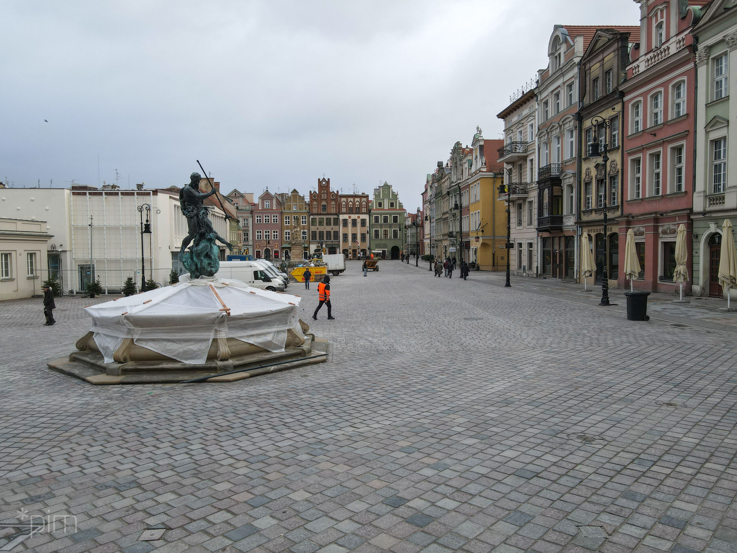 Końcówka roku w centrum – udostępniają Stary Rynek i sadzą drzewa przy pl. Wolności