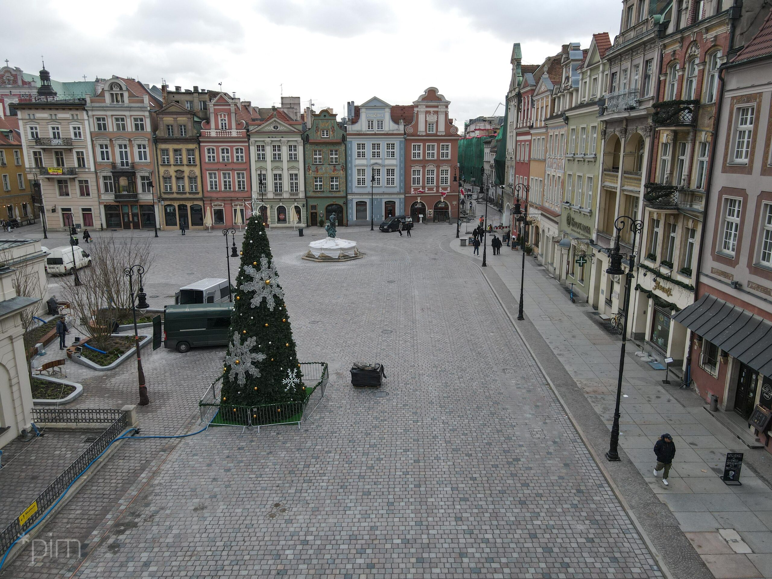 Końcówka roku w centrum – udostępniają Stary Rynek i sadzą drzewa przy pl. Wolności