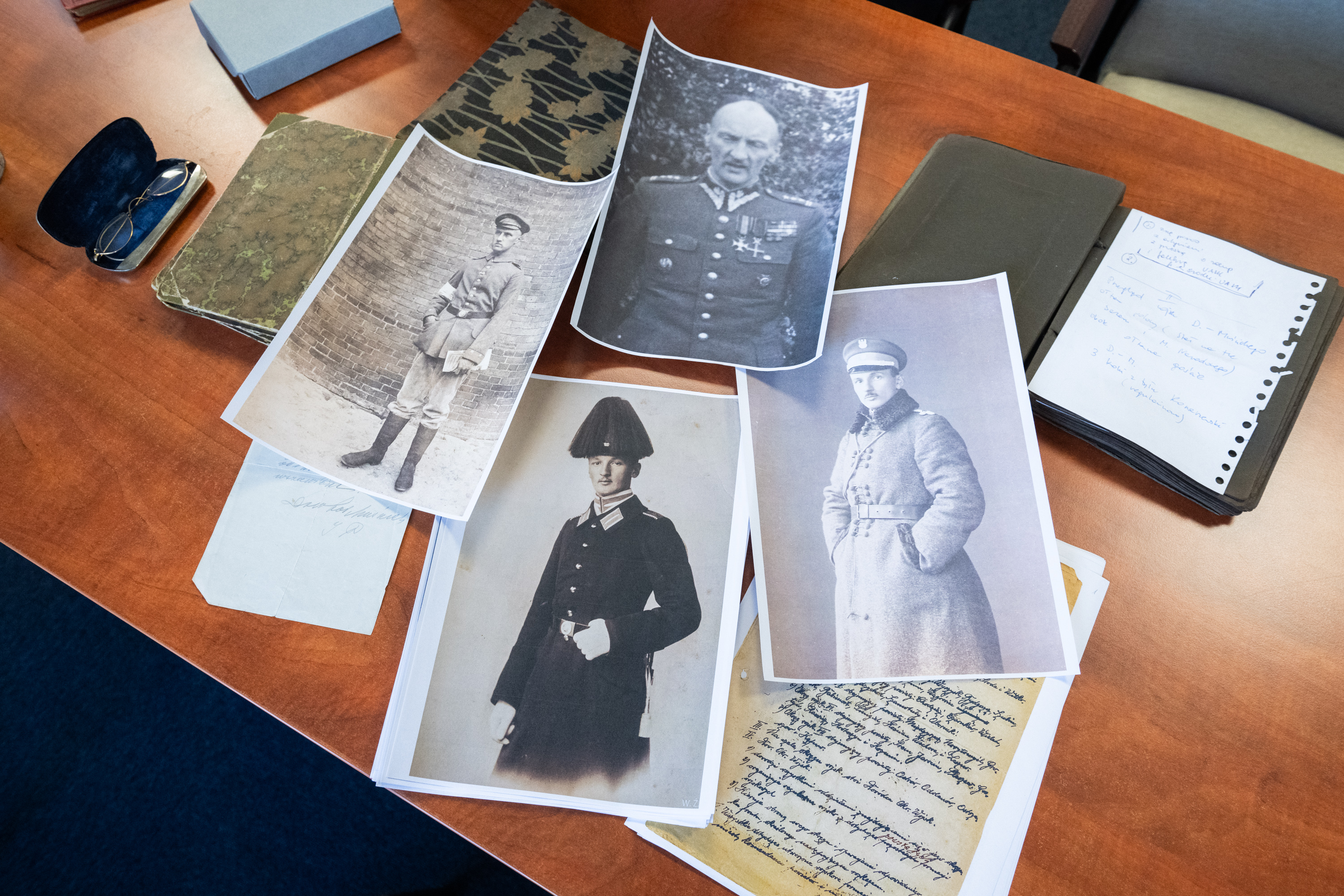 Z kufrów wyciągnęli rodzinne powstańcze pamiątki. W końcu trafią na wystawę