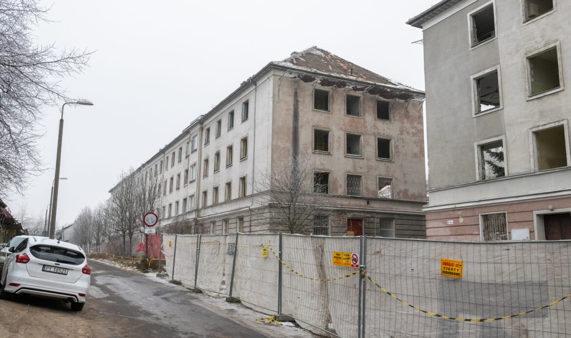 Akademiki przy ul. Dożynkowej. Uczelnia nie sprzeda dwóch kolejnych budynków