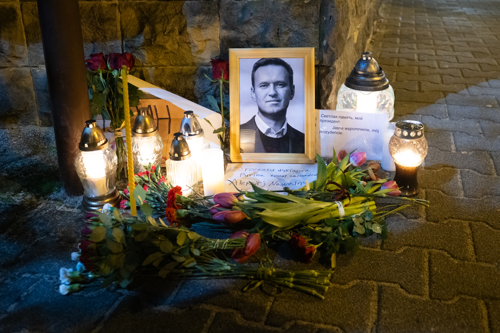 „Przed konsulatem oprawców” zapłonęły znicze