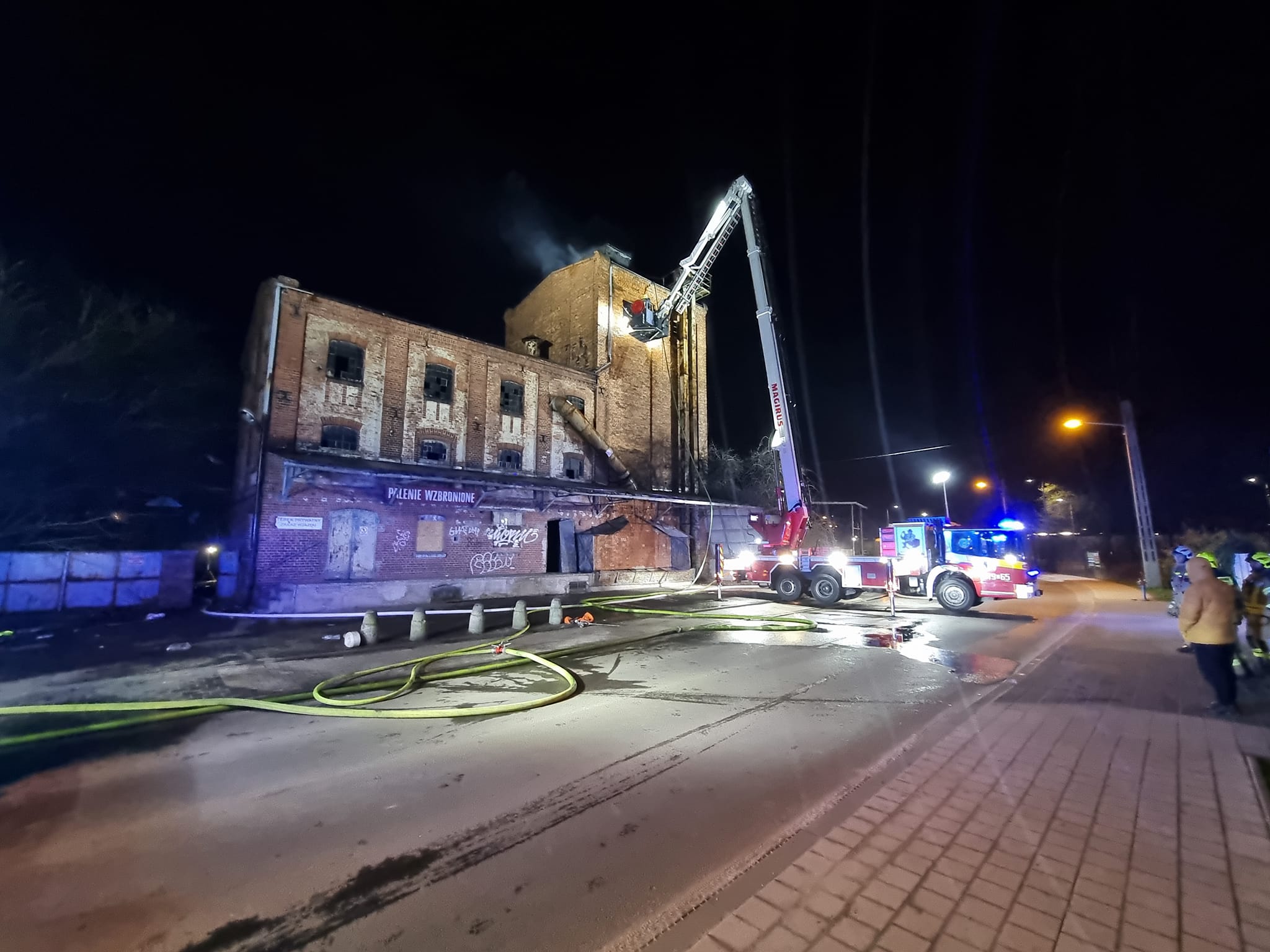 Płonął zabytkowy młyn pod Poznaniem