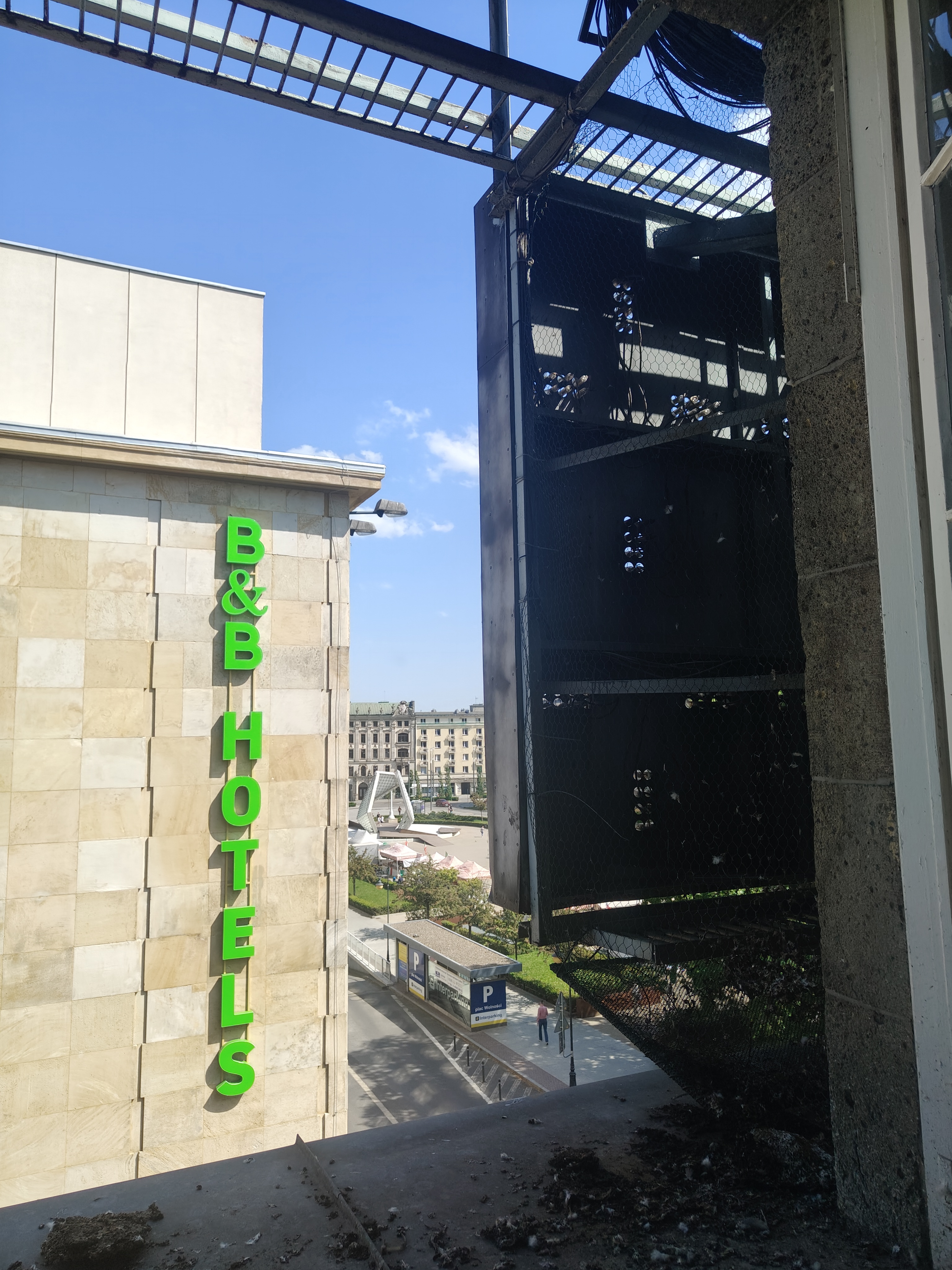 Neonowy zegar na pl. Wolności. Wiemy, co się z nim stanie [ZDJĘCIA]