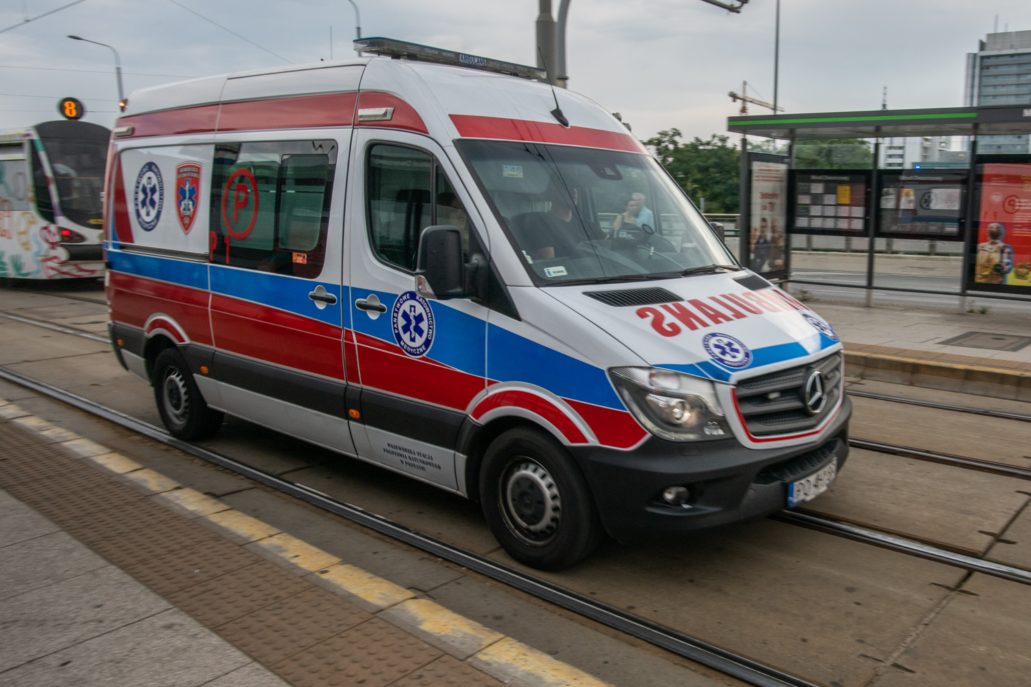 Groźne dachowanie na ul. Głogowskiej. Trzy osoby poszkodowane