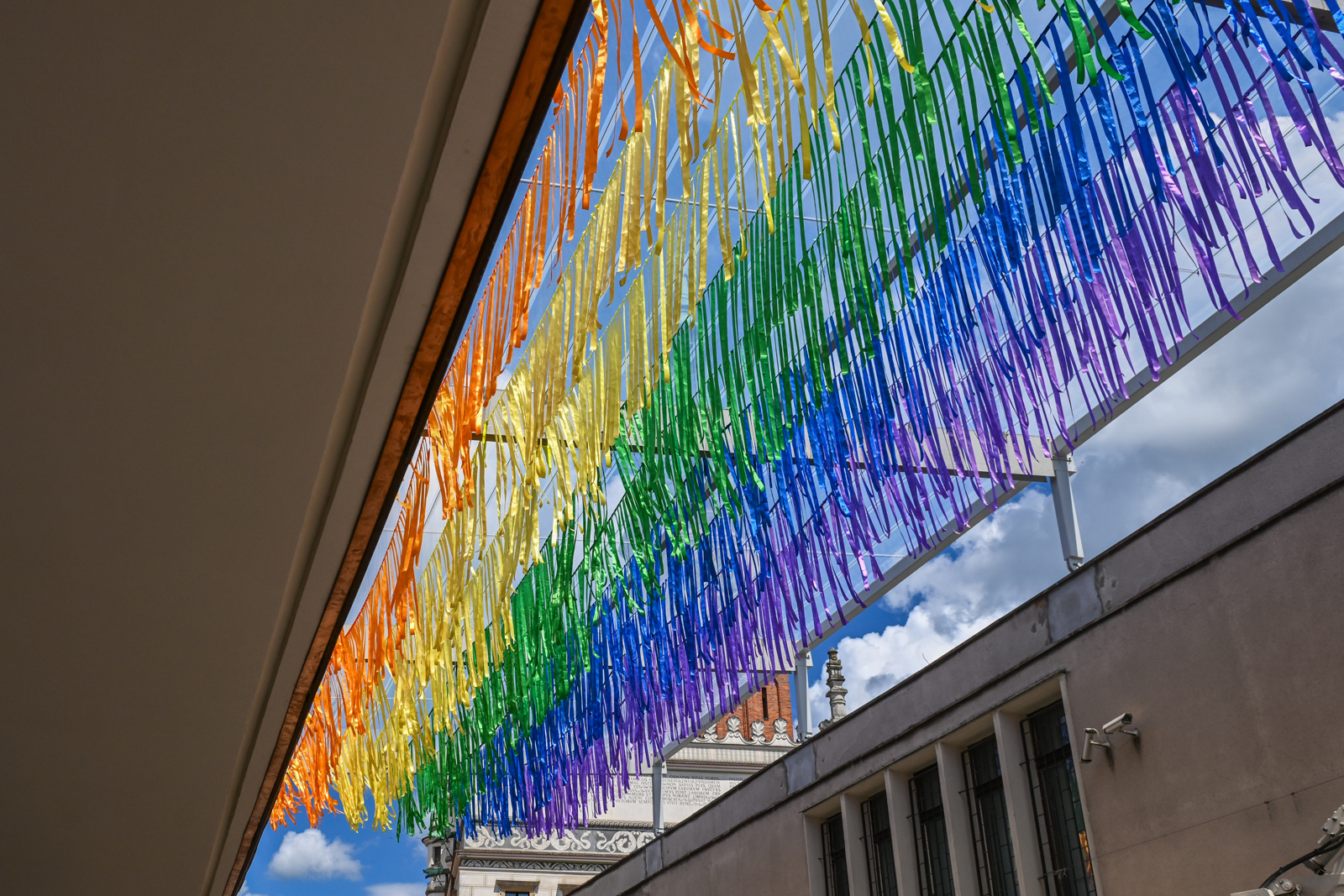 Wstążki LGBT na Starym Rynku w Poznaniu. Trwa Pride Month [ZDJĘCIA]