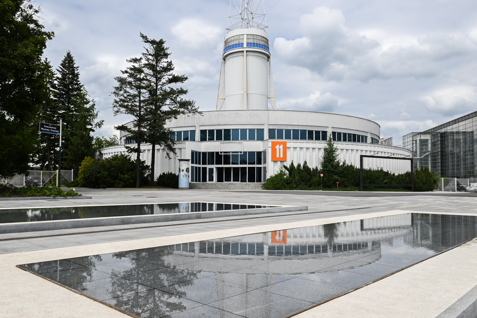 Targi otwierają kolejne hale po porannym alarmie bombowym