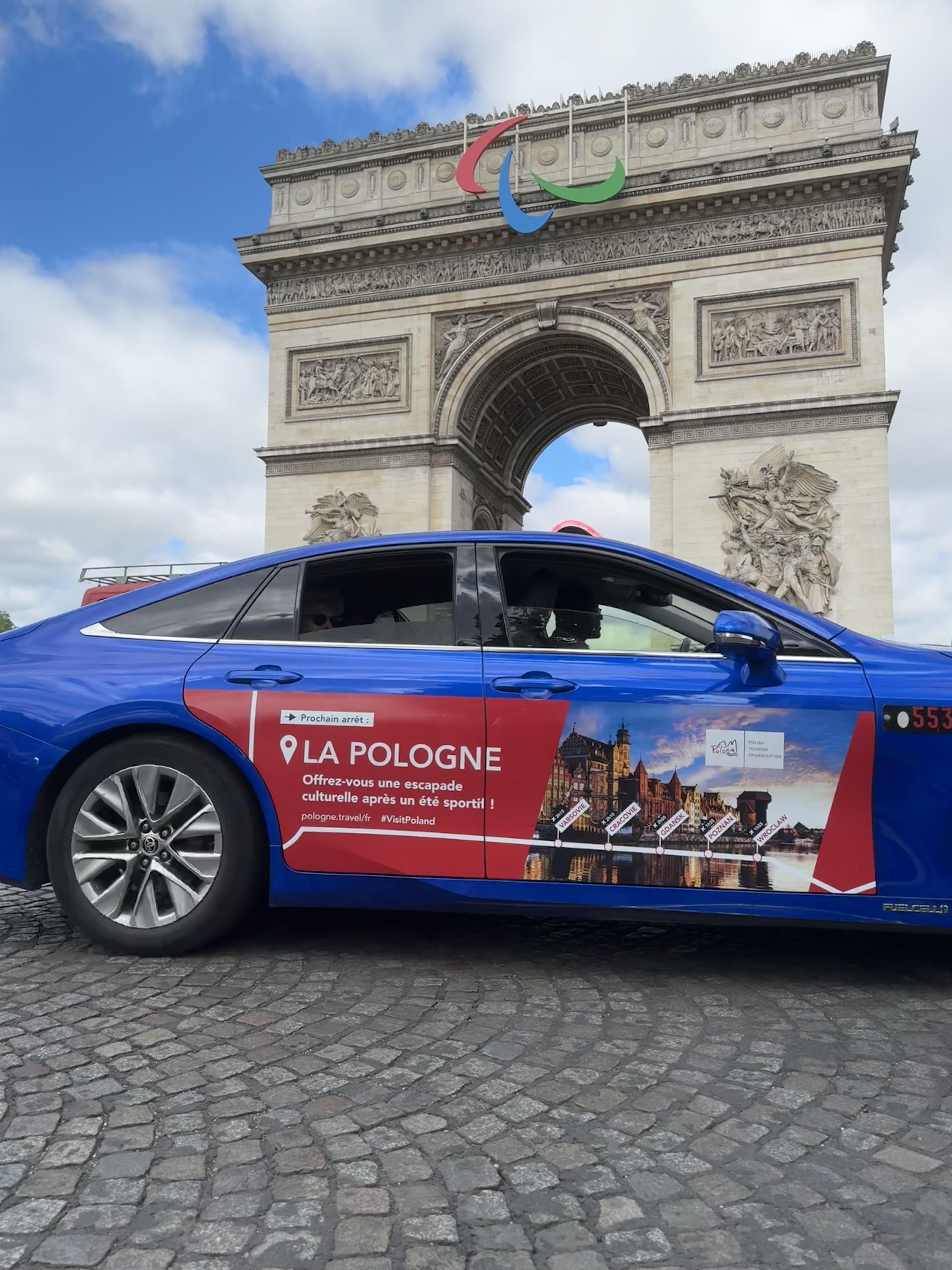 Poznań na plakatach w Paryżu. Kusi turystów gdańskim żurawiem