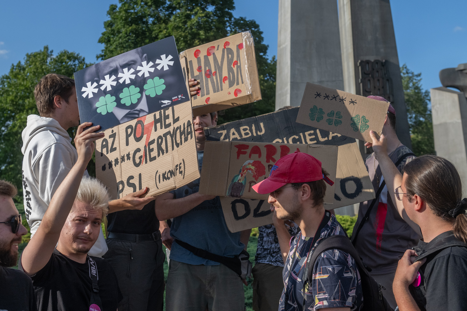 Przepychanki na poznańskim Strajku Kobiet. ,,Prosimy wy***rdalać”