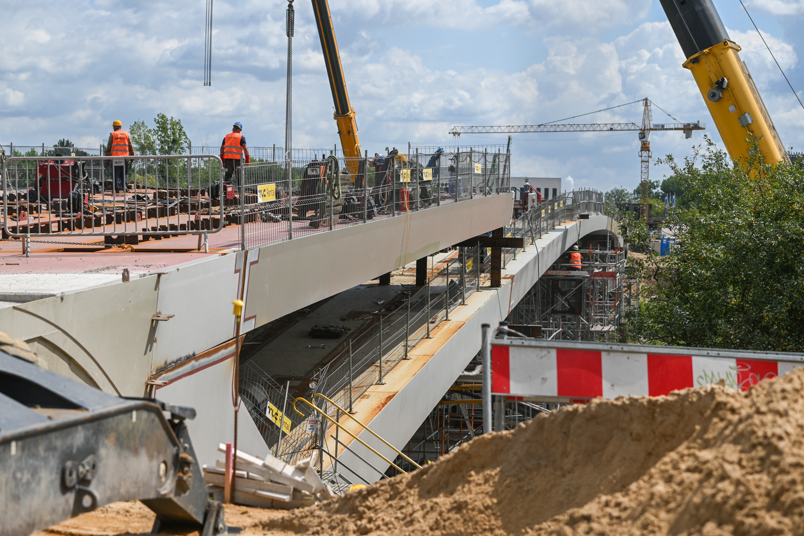 Chodzili po przęśle mostu św. Rocha, zrobią melinę pod mostami Berdychowskimi