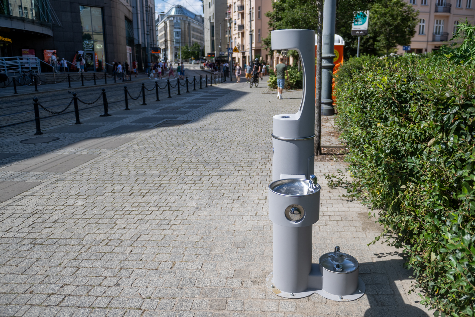 Darmowa woda w upalne dni w centrum miasta