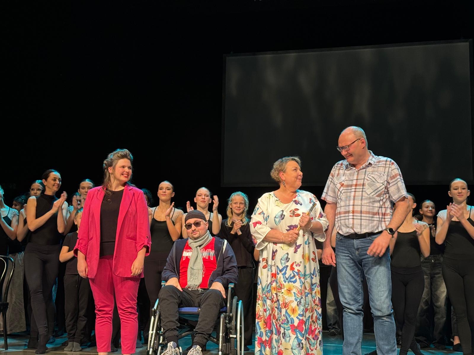 Sami to przeżyli. W poruszającym spektaklu opowiedzieli o udarze mózgu