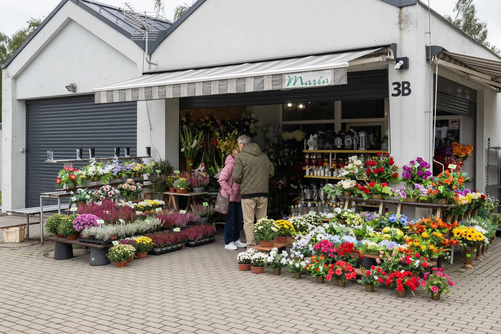 Wszystkich Świętych. Sprawdź ile w tym roku kosztują znicze i dekoracje na cmentarz