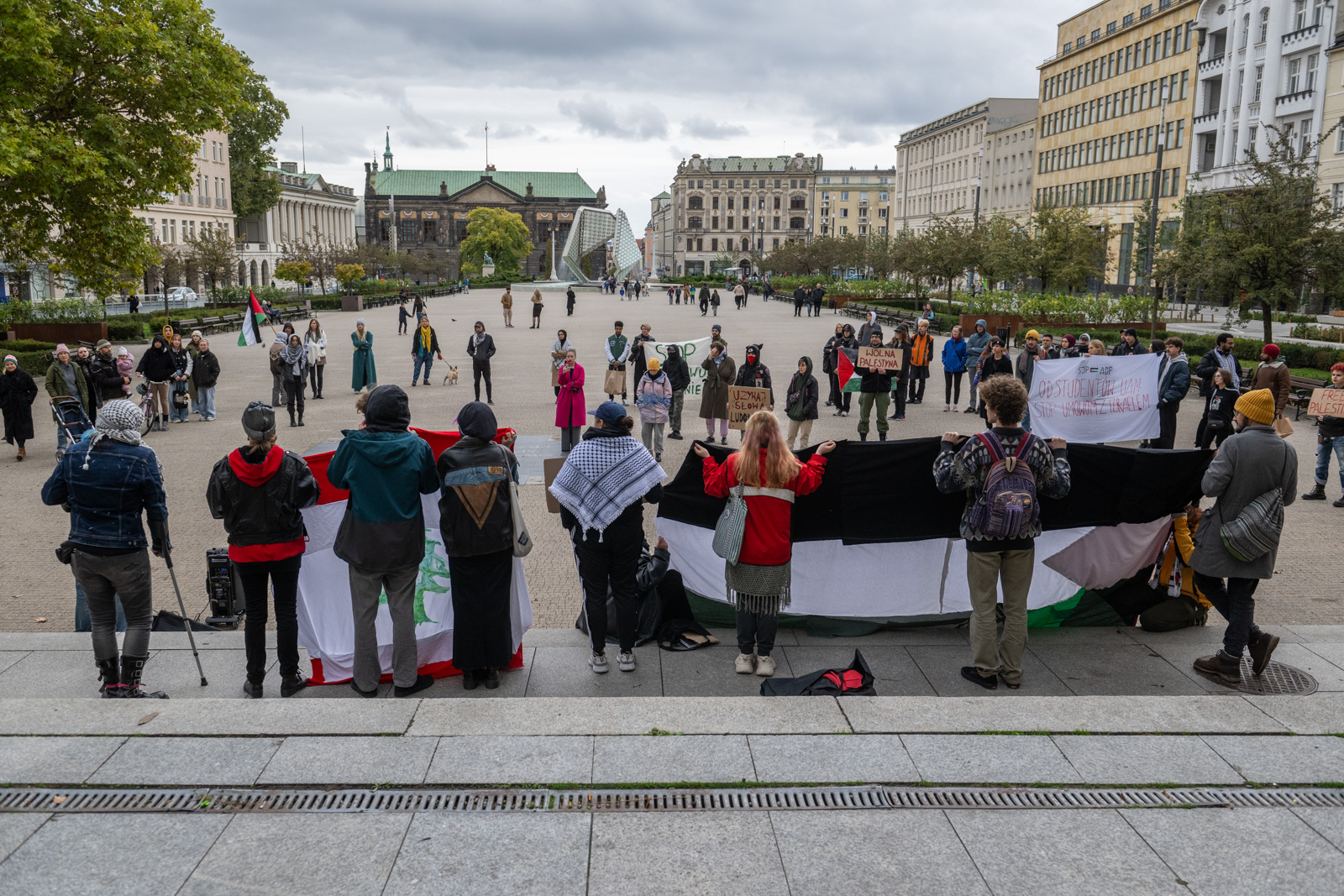 „Izrael morduje, a rektor przyklaskuje”. Protest studentów w Poznaniu