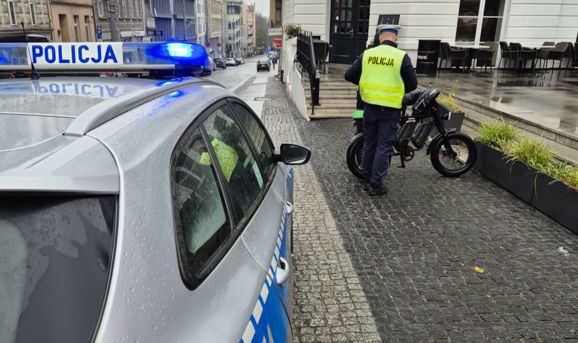 policjant kontroluje rowerzystę
