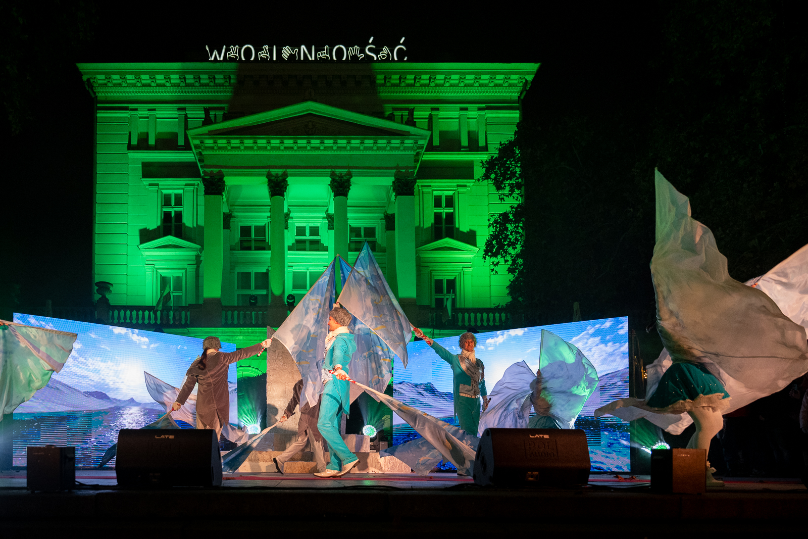Już pierwszego dnia przyciągnął tłumy. Hucznie wystartował jarmark na Placu Wolności [ZDJĘCIA]