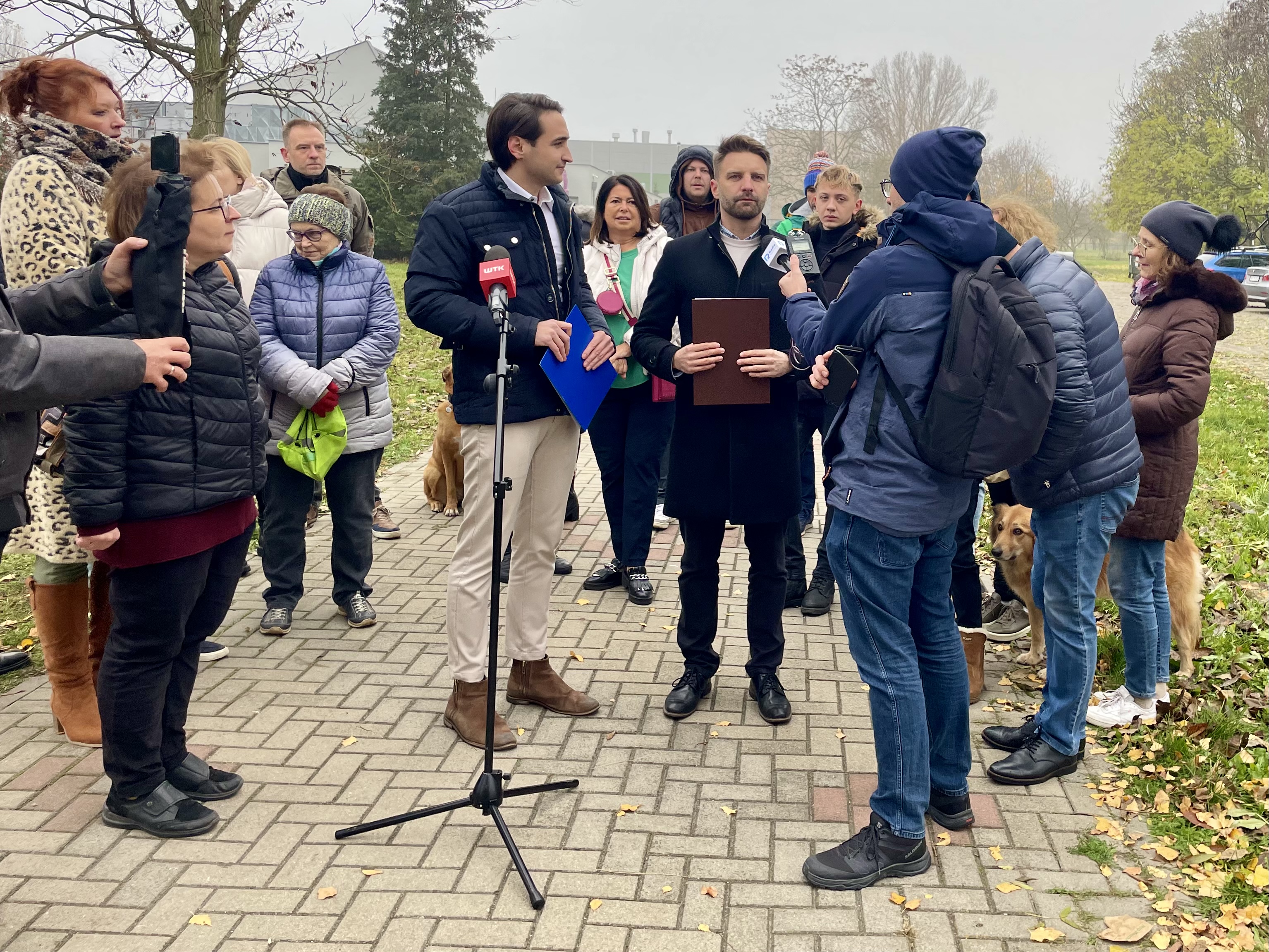 Będą walczyć o basen. Na Woli potrzebna dobra wola wojska