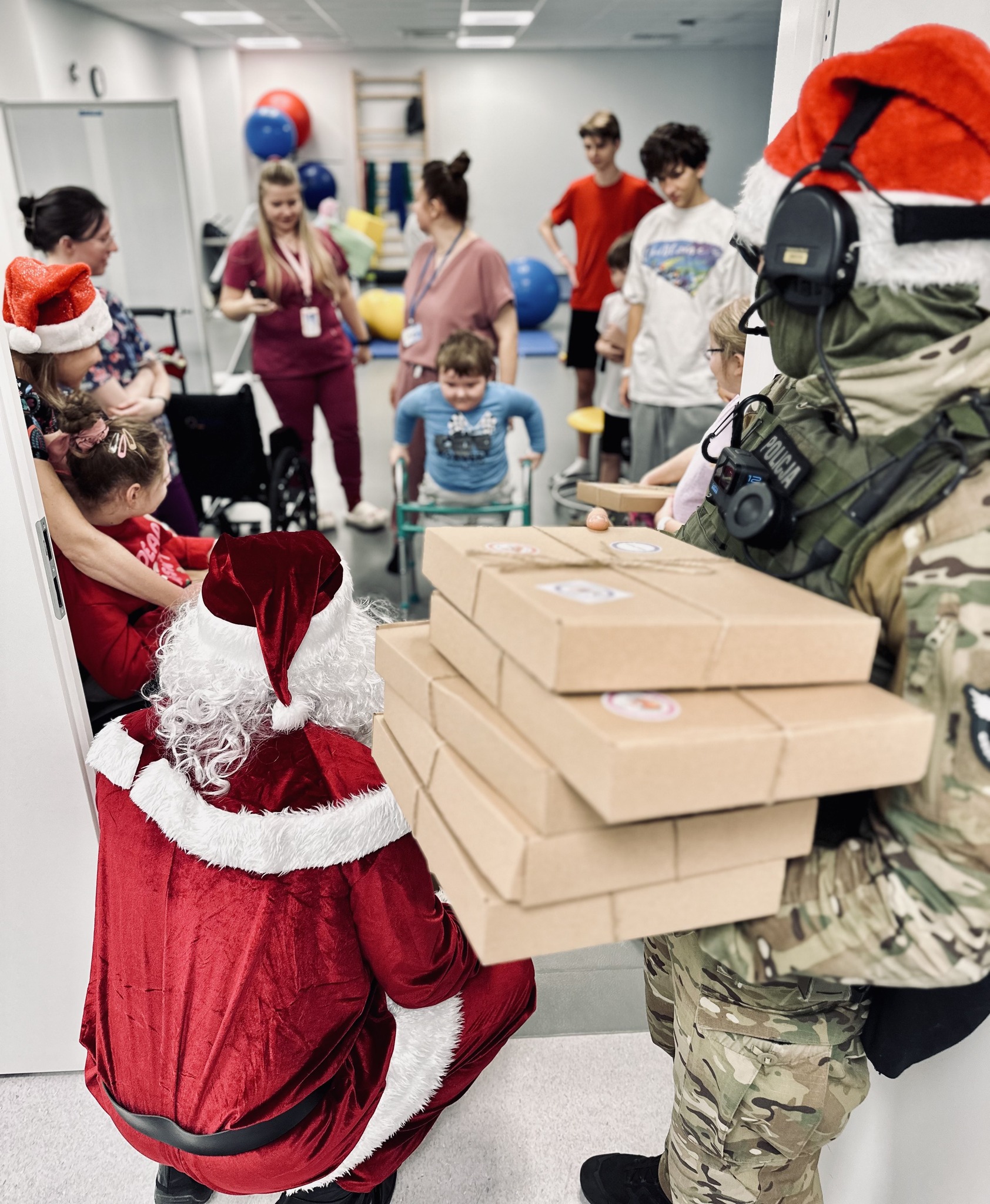 Rozdali 600 prezentów. „Paczka z uśmiechem” od policjantów