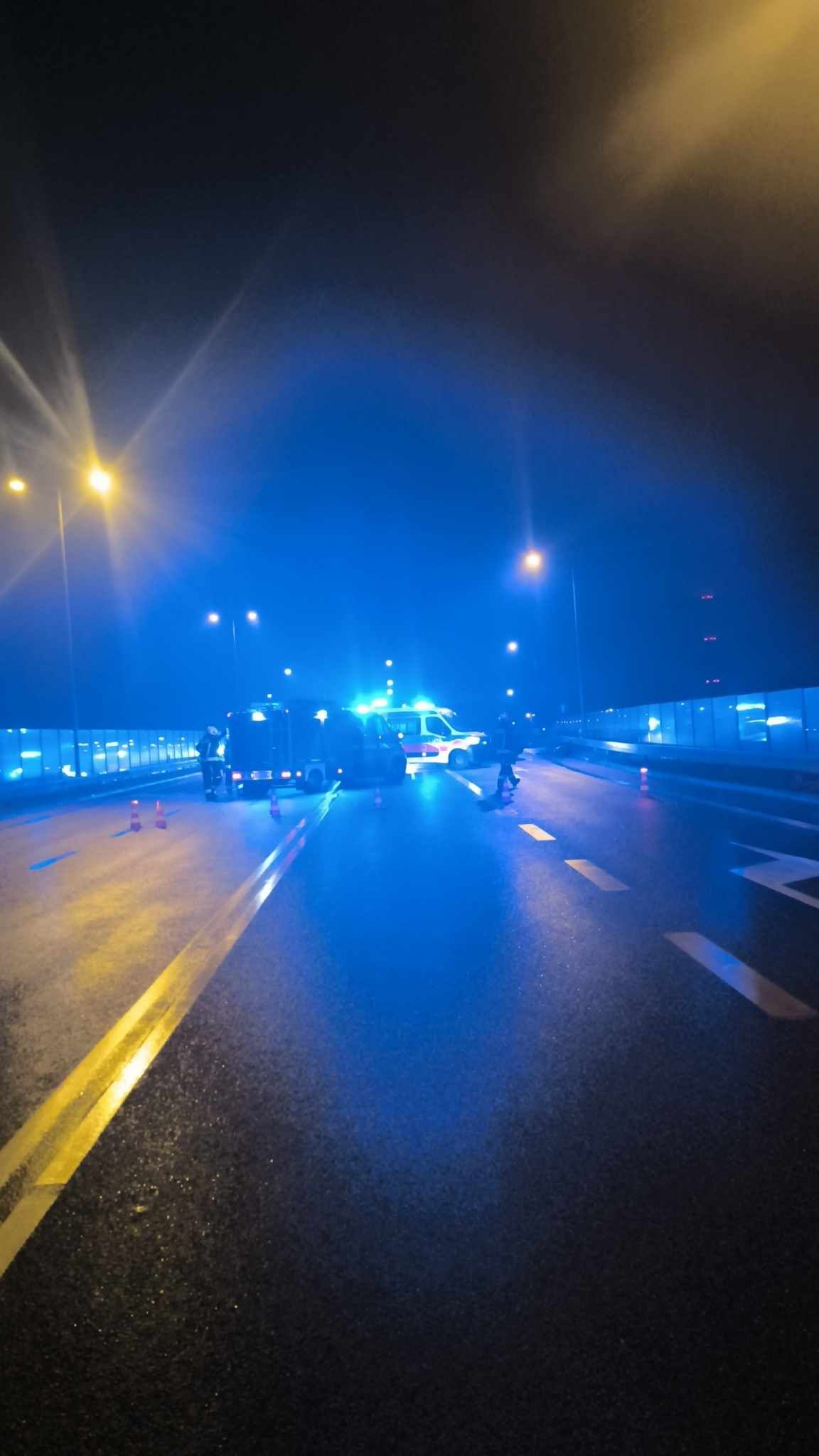 Poważny wypadek na DK. Kierowca utknął w roztrzaskanym aucie