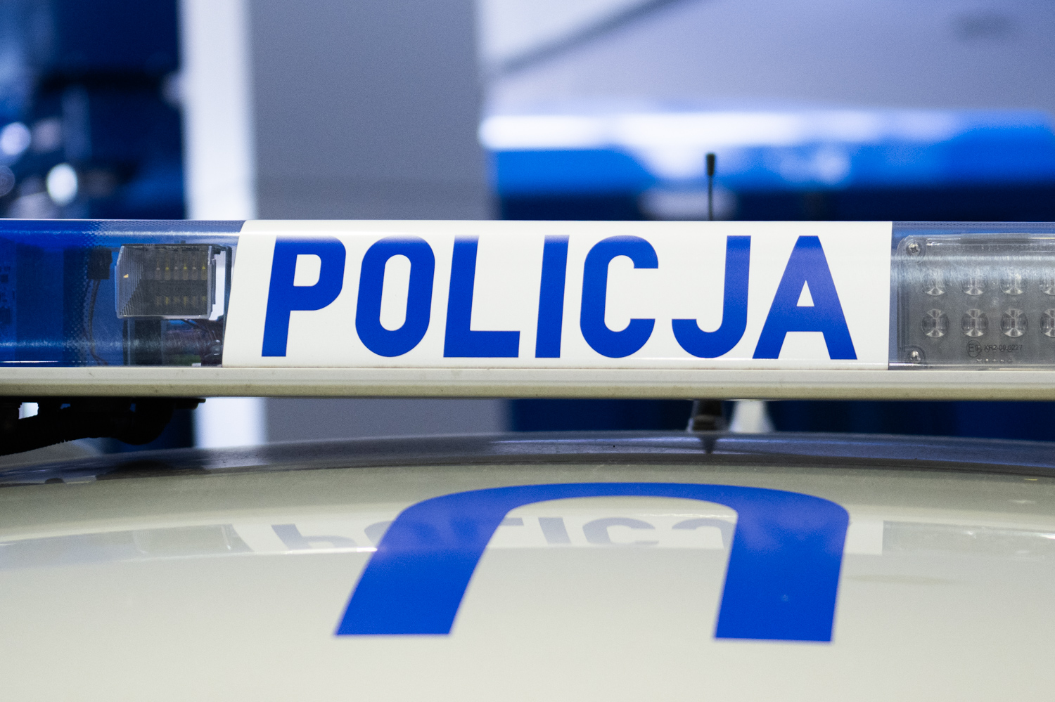 Miał zakrwawioną głowę i był pobudzony. Na uczelni interweniowała policja