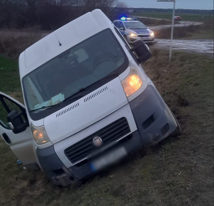 Dostawczakiem uciekał przed policyjnym patrolem. Wylądował w rowie