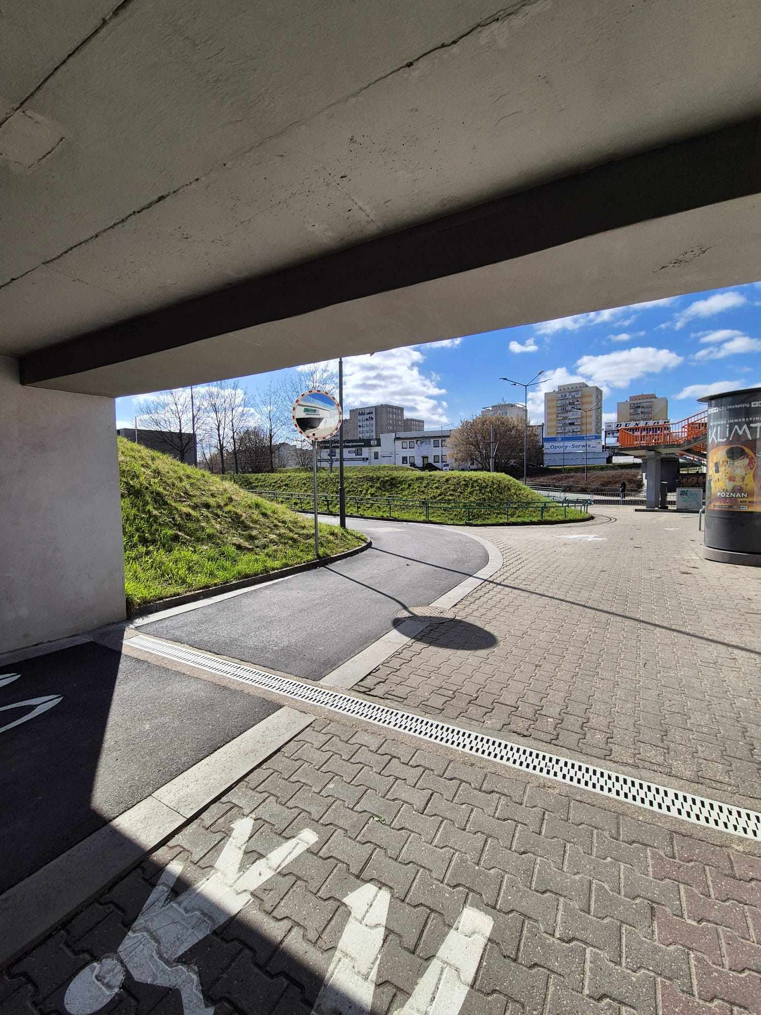 „Jest niebezpiecznie, a wszyscy pędzą z górki”. Brakuje luster pod przystankiem PST