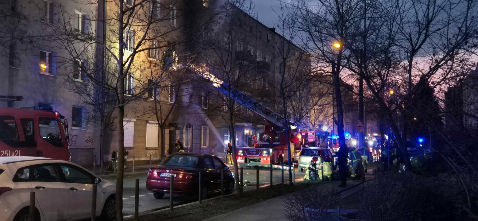 Pożar na Chociszewskiego. Płonie budynek mieszkalny. Oby nie było powtórki z Kraszewskiego [FILM]
