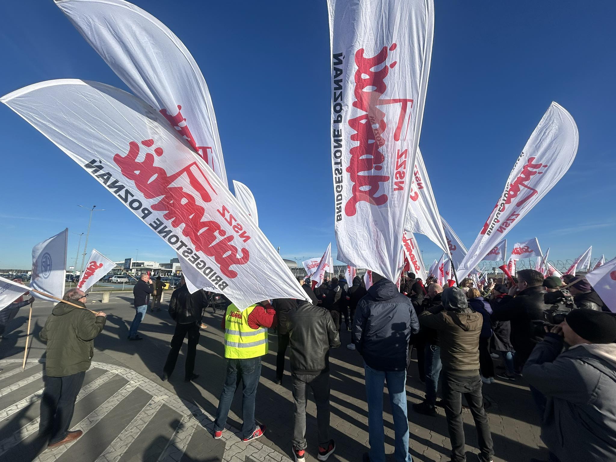 Ale godne podwyżki, albo strajk. Konflikt o wysokość płac na lotnisku się zaostrza
