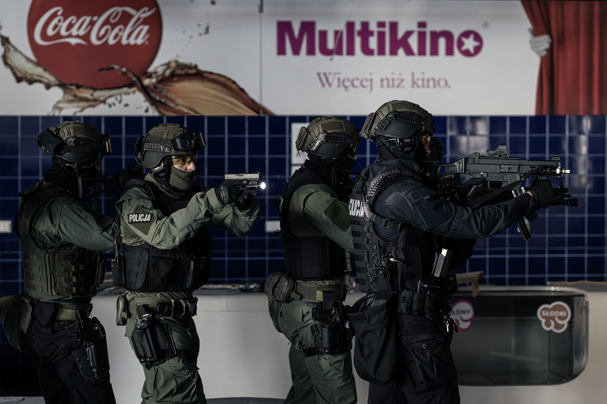 Kilkudziesięciu policjantów na terenie byłego Multikina 51