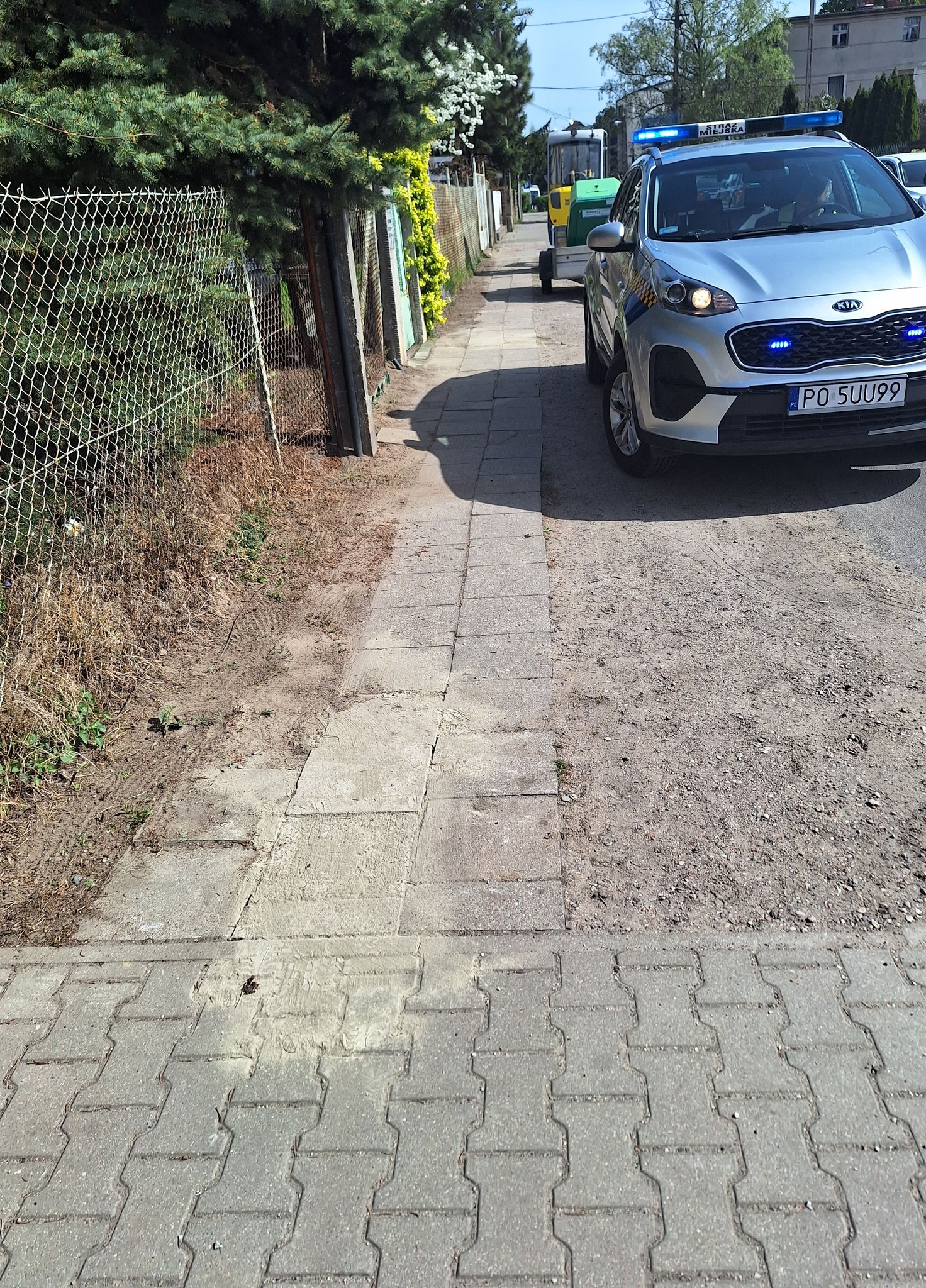 Próbowali zainstalować światłowód… bez pozwolenia. Skończyło się mandatem