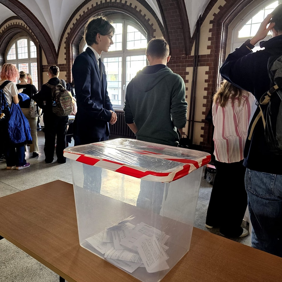 Licealiści zagłosowali. Zaskakujące miejsce Mentzena