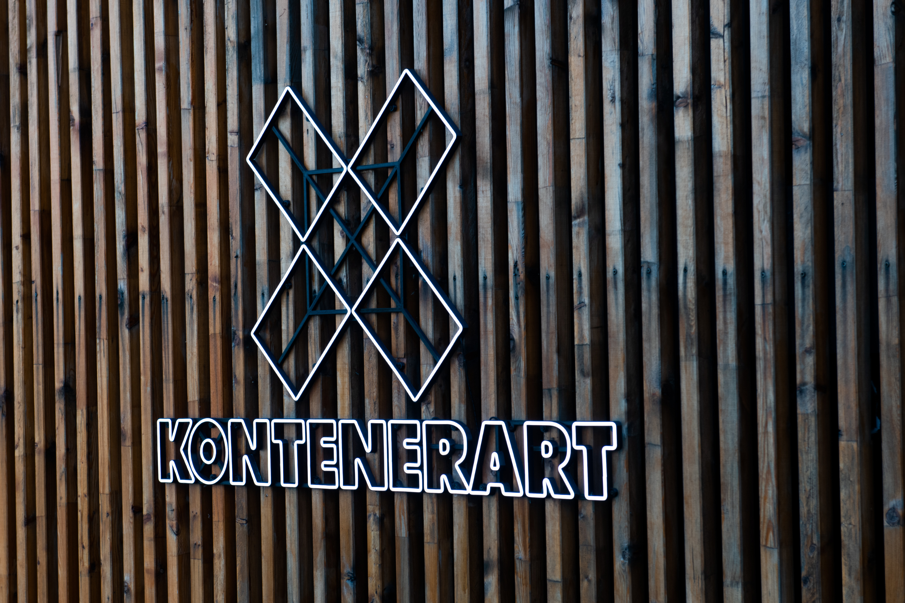 Huśtawka runęła na kobietę na KontenerART. Policja bada sprawę